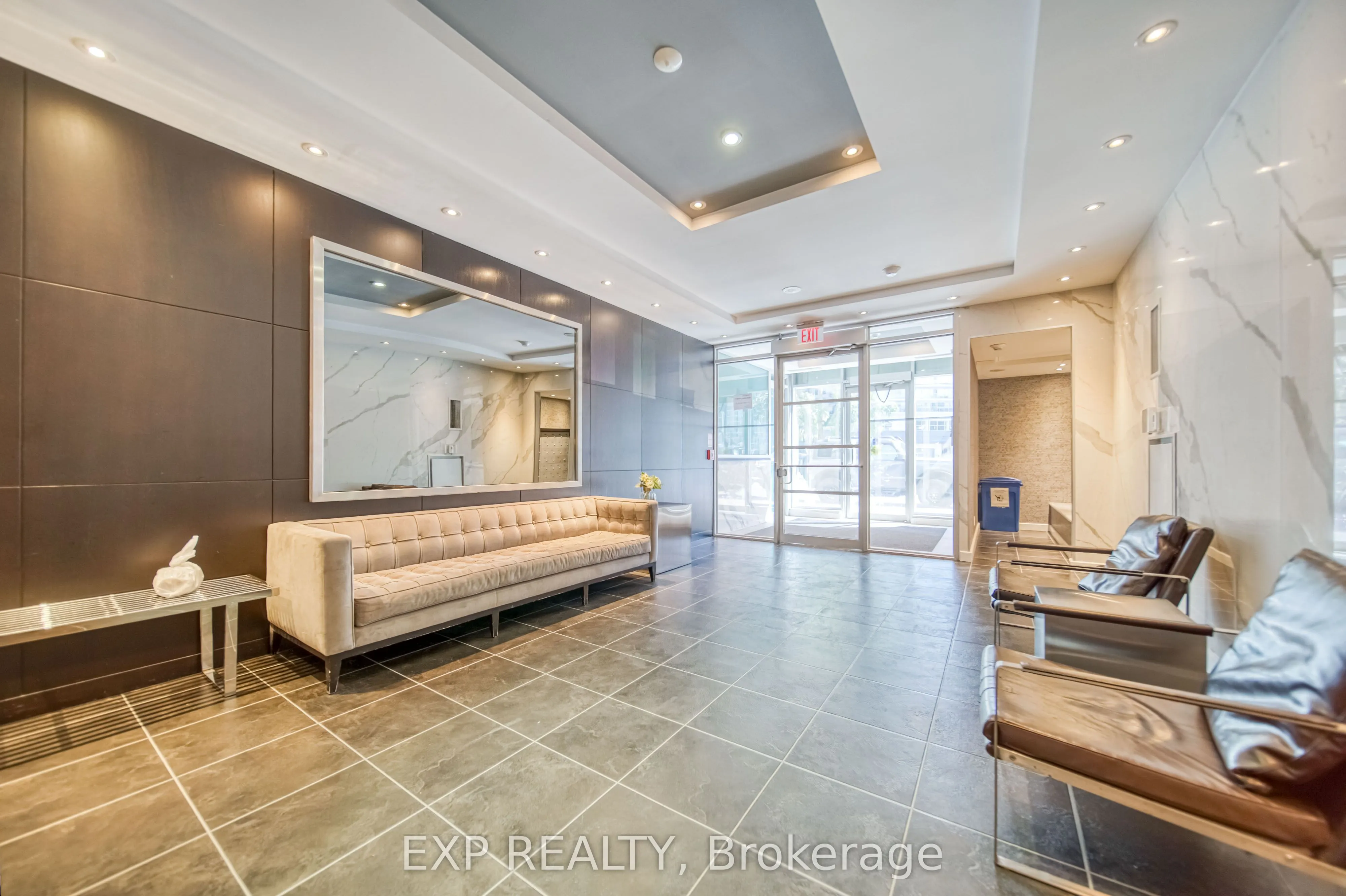 350 Wellington Street W, #M10