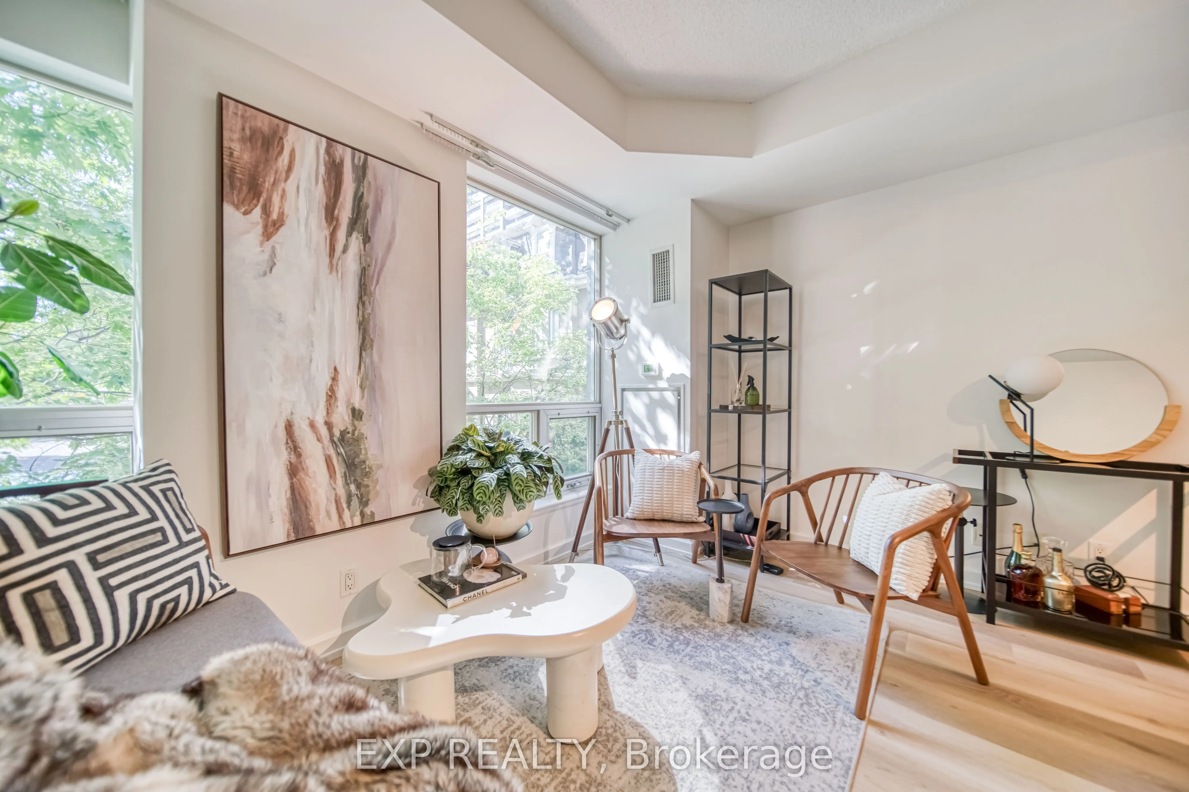 350 Wellington Street W, #M10