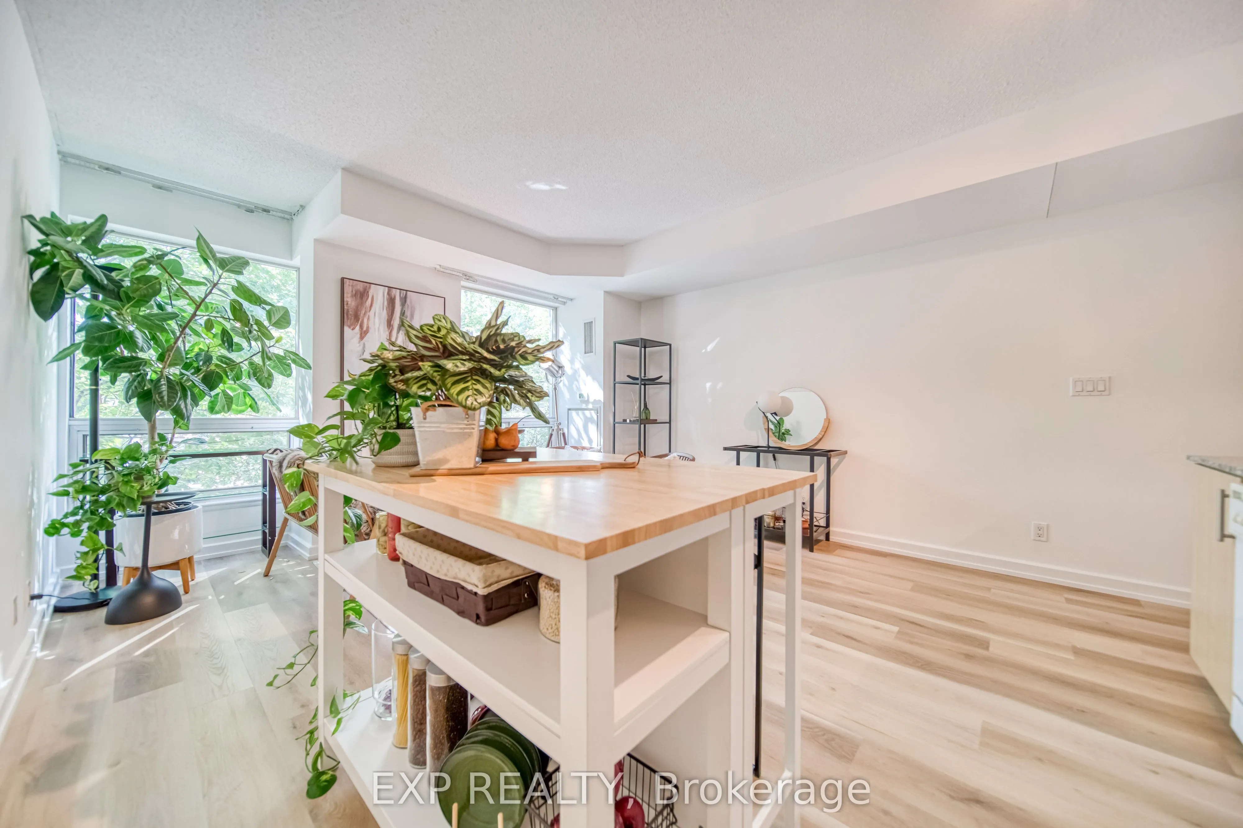 350 Wellington Street W, #M10