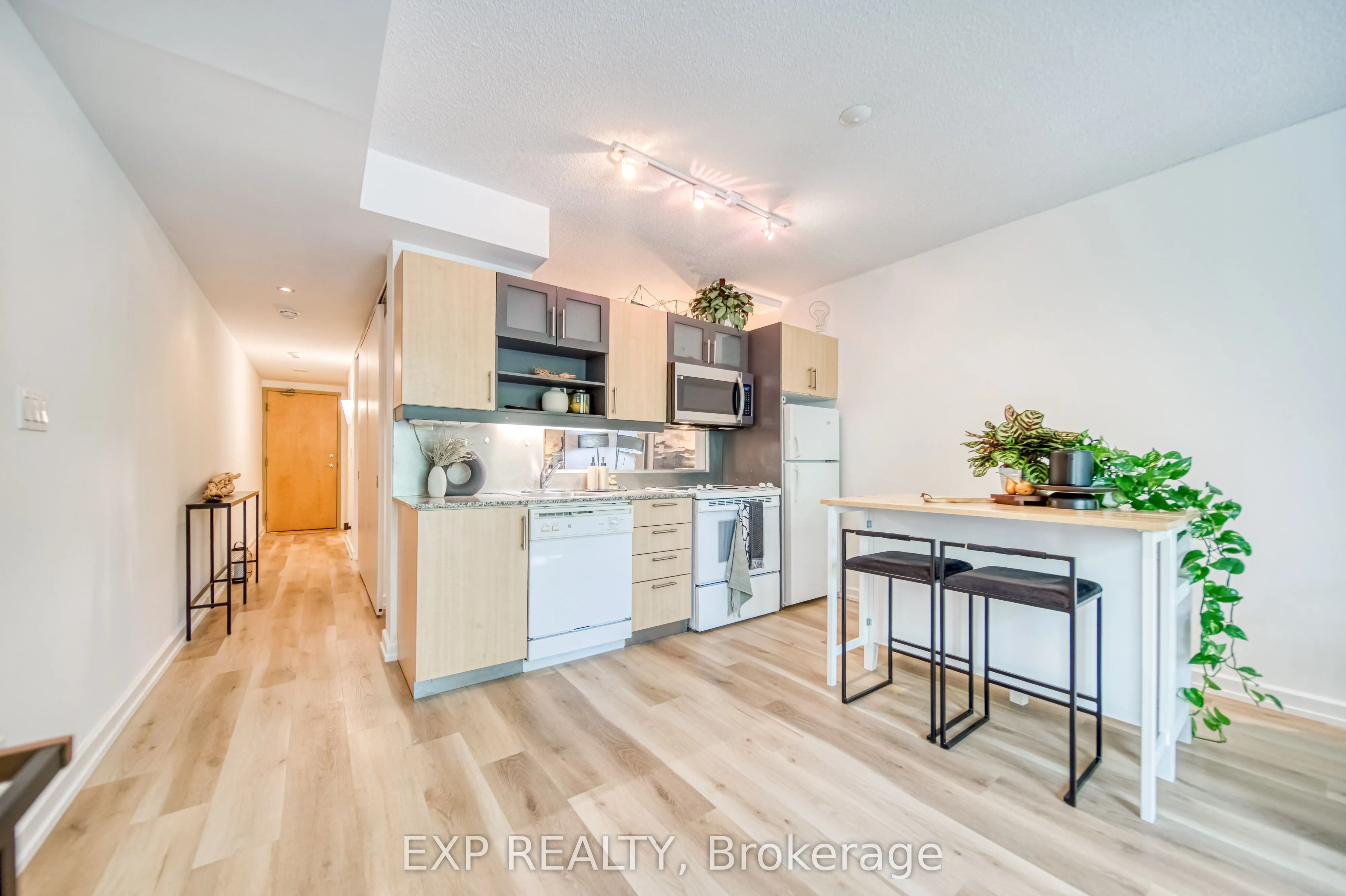 350 Wellington Street W, #M10