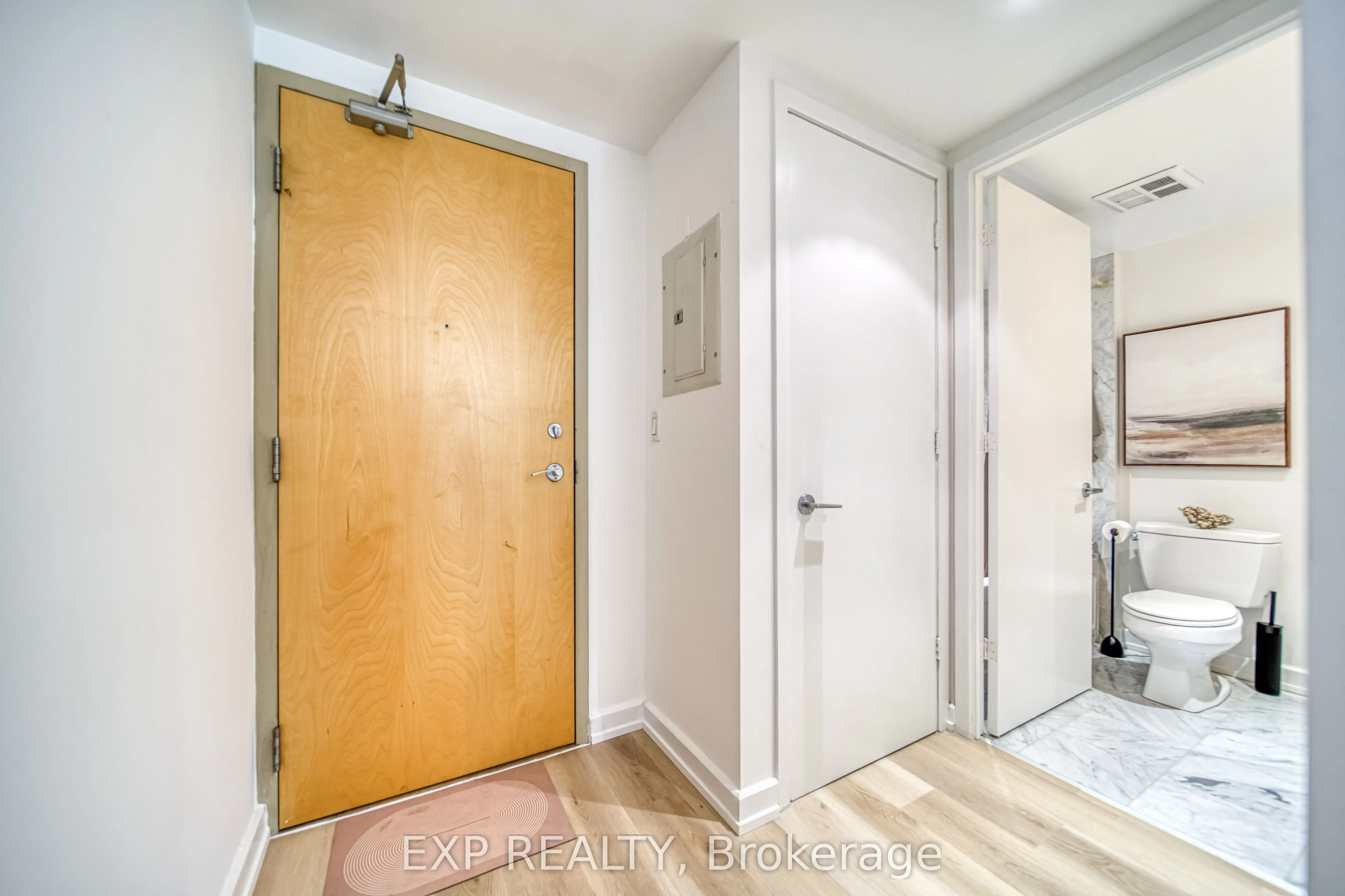 350 Wellington Street W, #M10