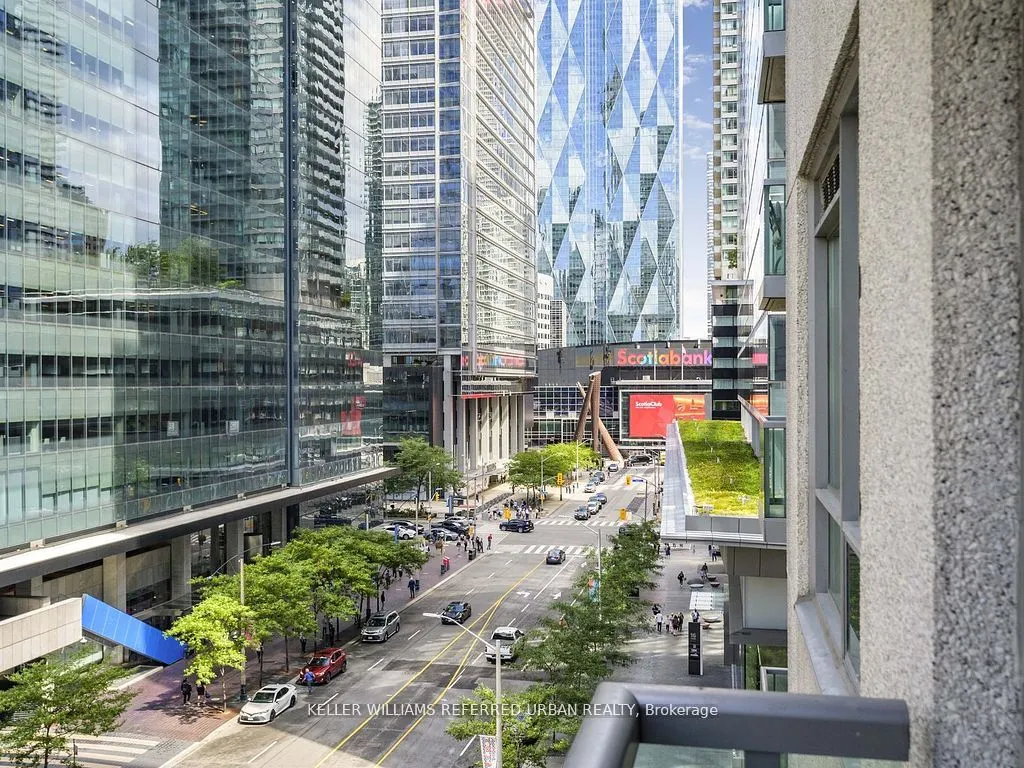 30 Grand Trunk Crescent