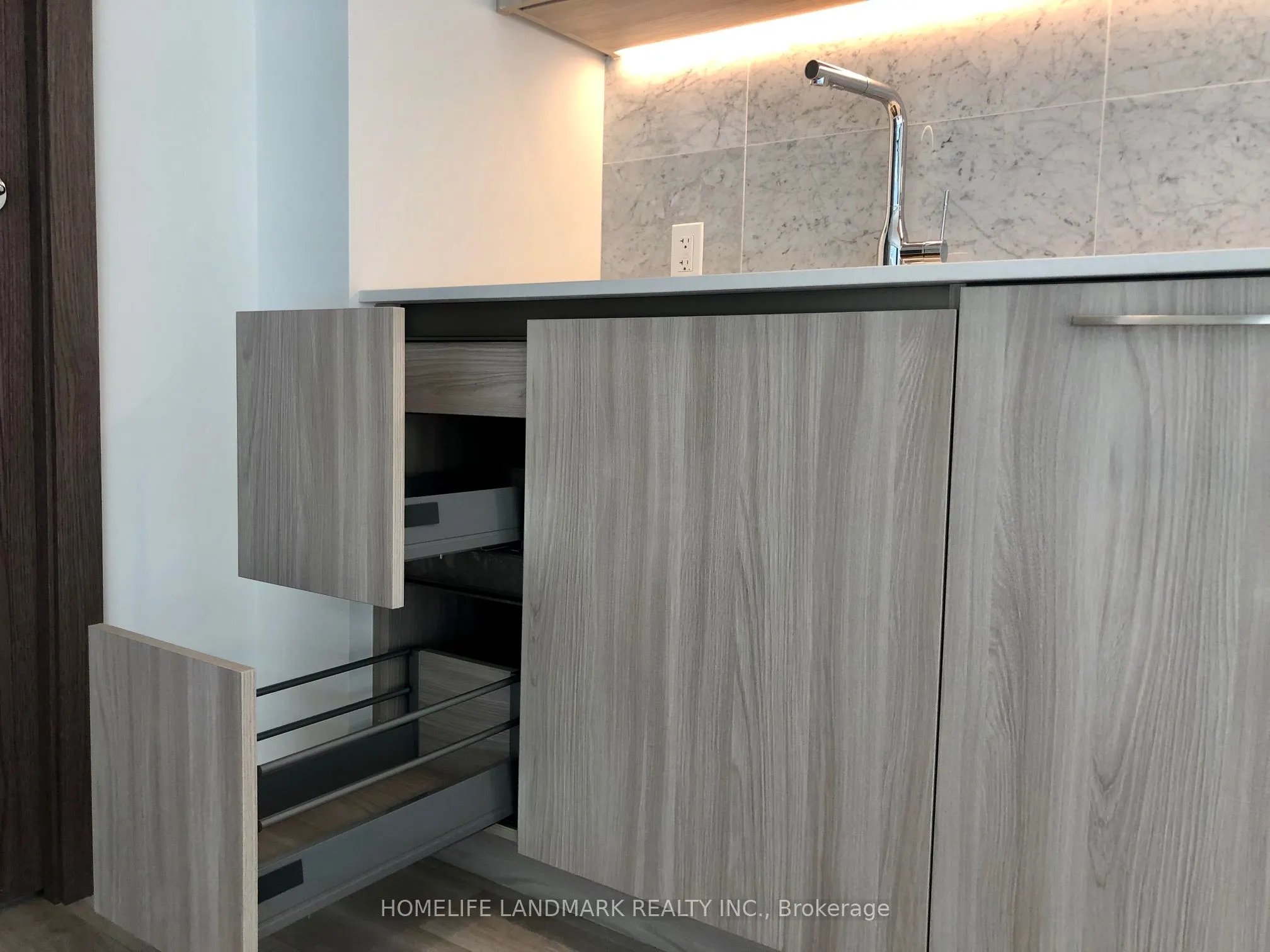 19 Bathurst Street, #612