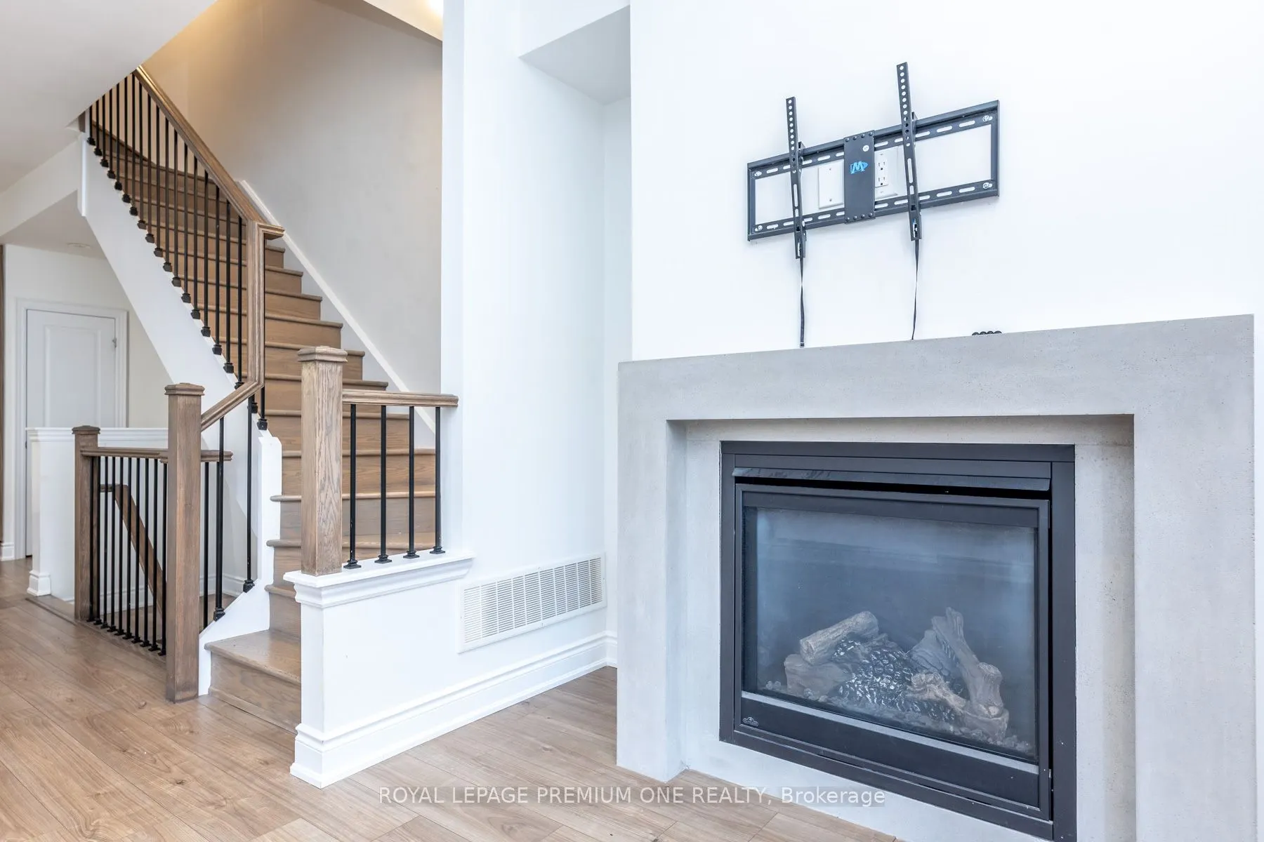1145 Ossington Avenue N, #8