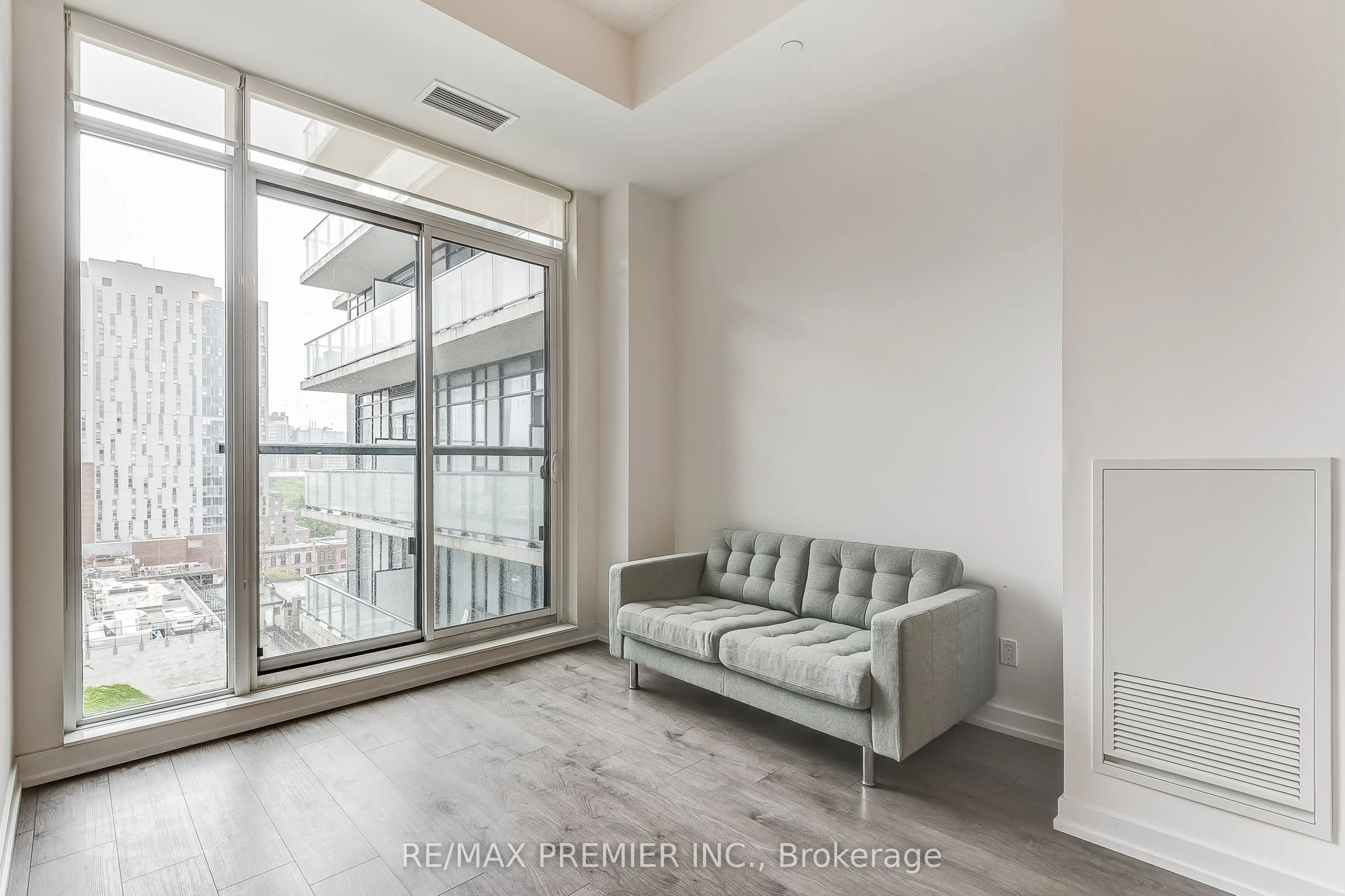 297 College Street, #1002