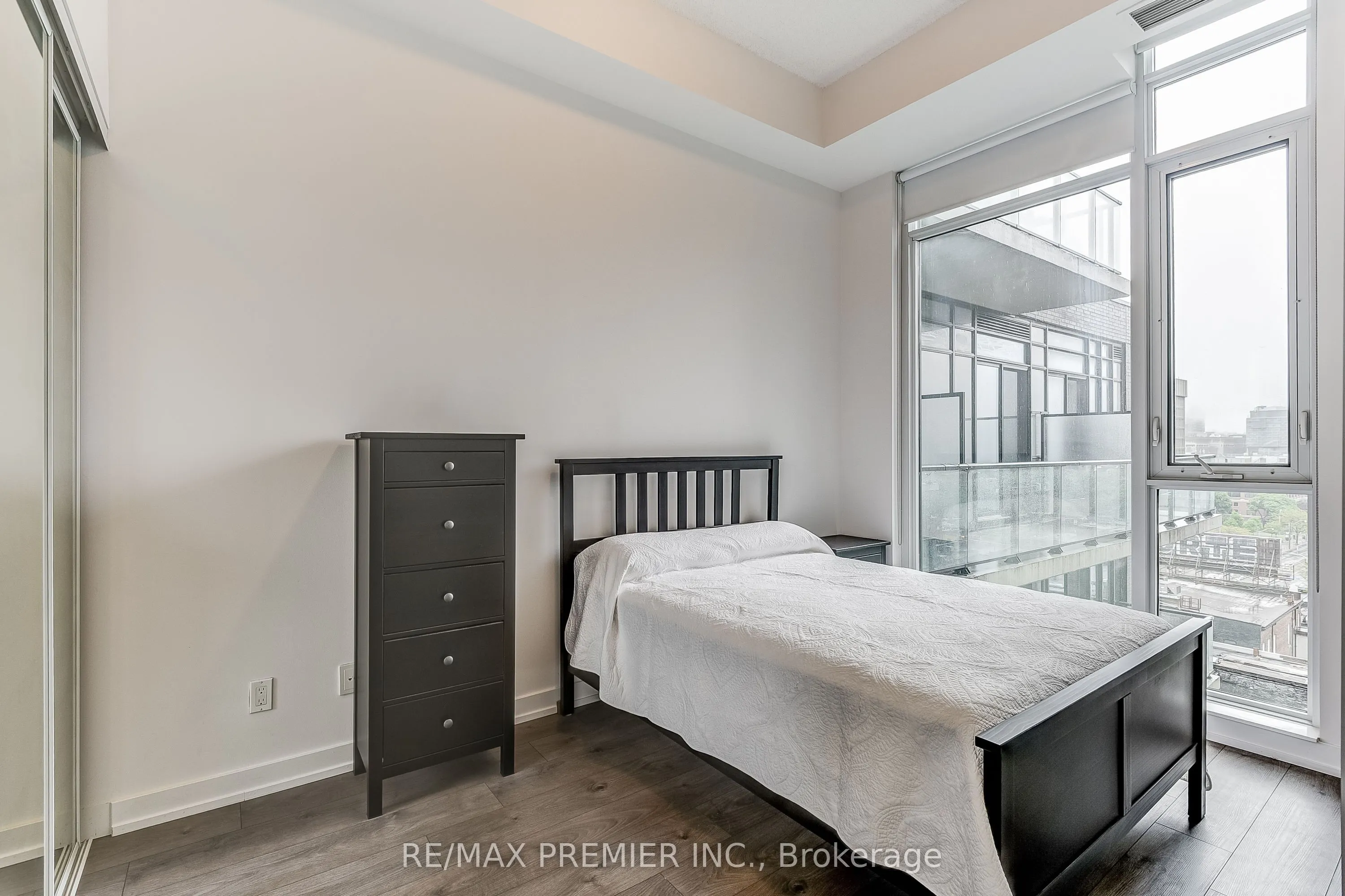 297 College Street, #1002