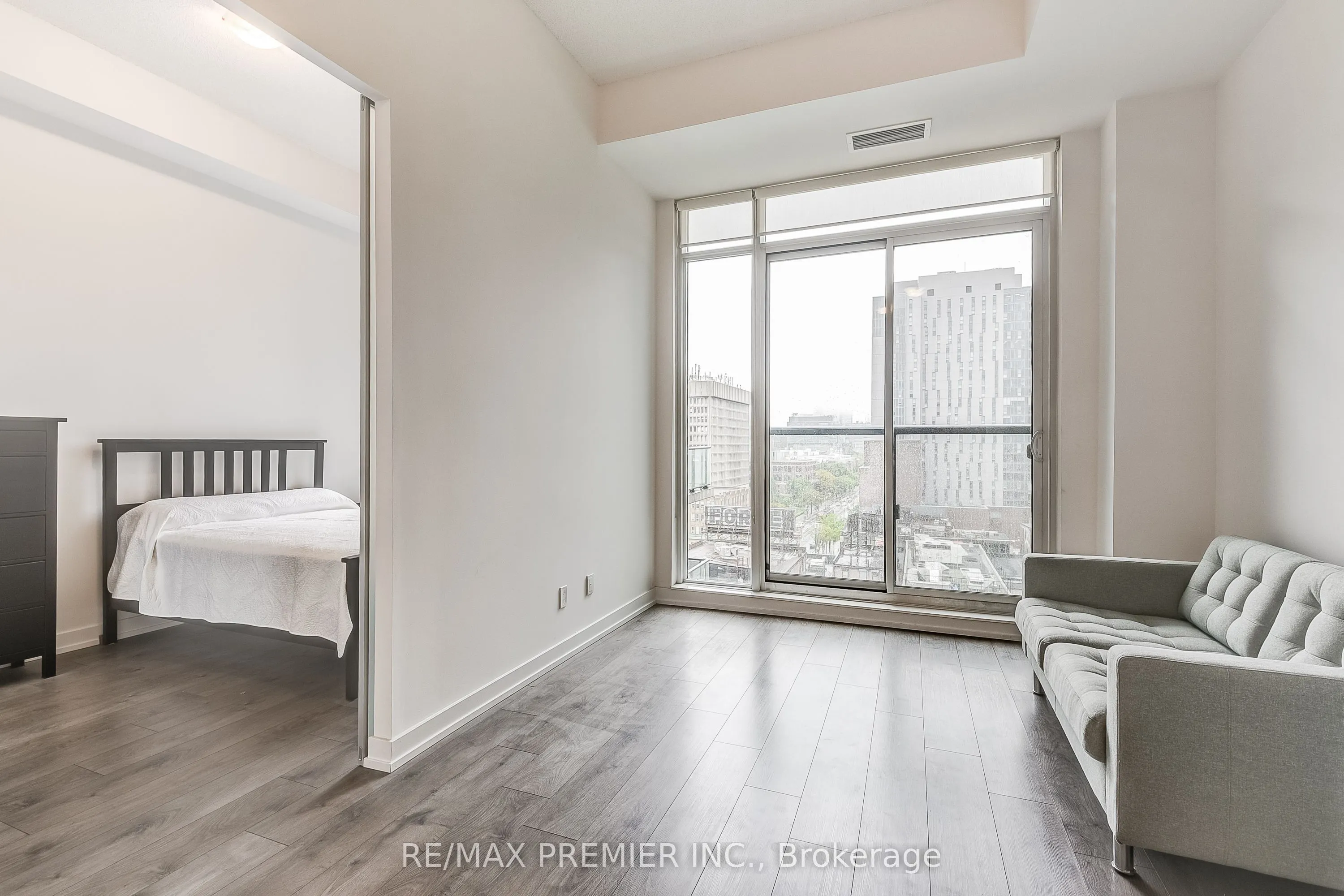 297 College Street, #1002