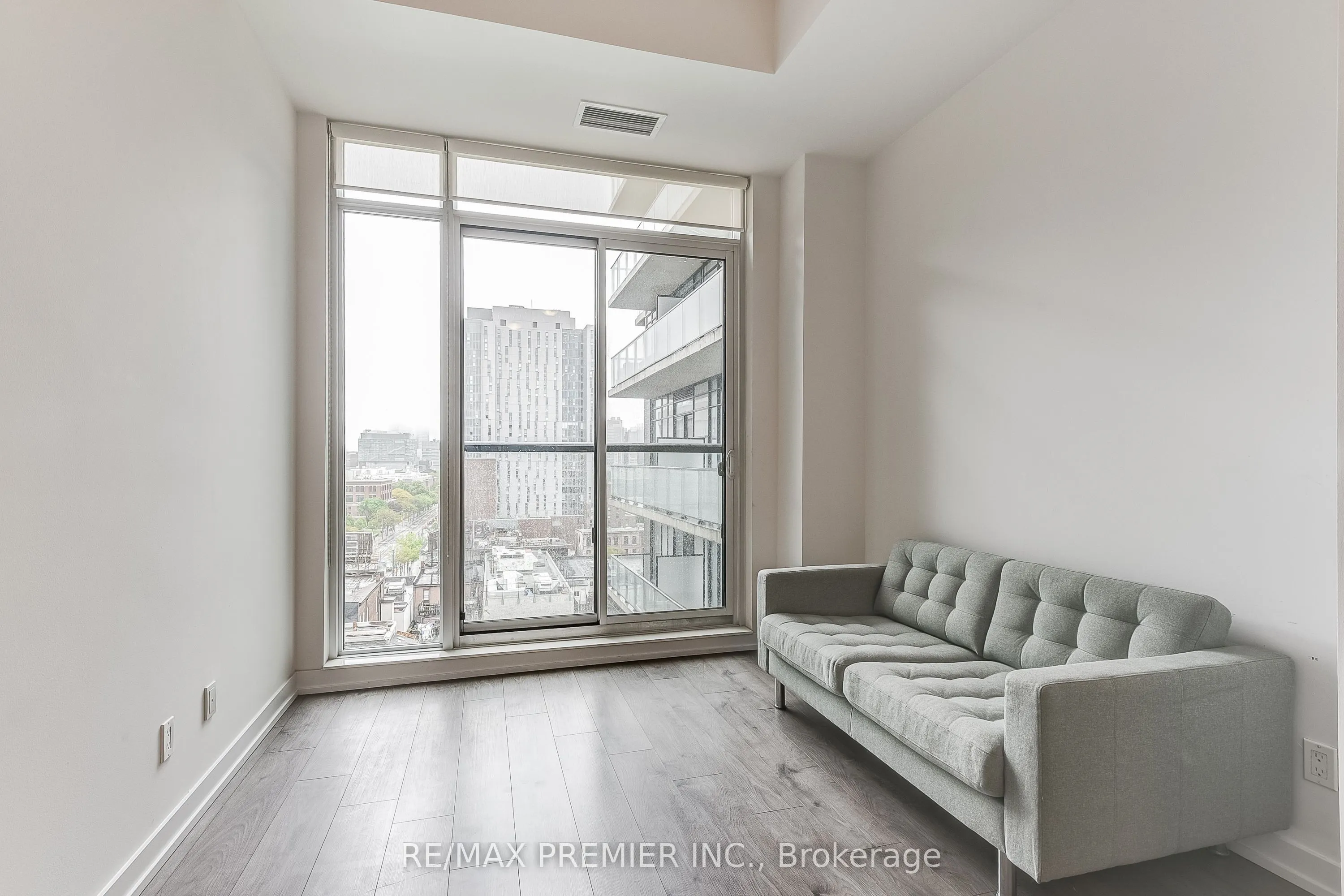 297 College Street, #1002