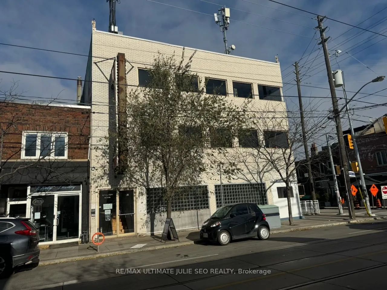 802 Dundas Street W, #Lower