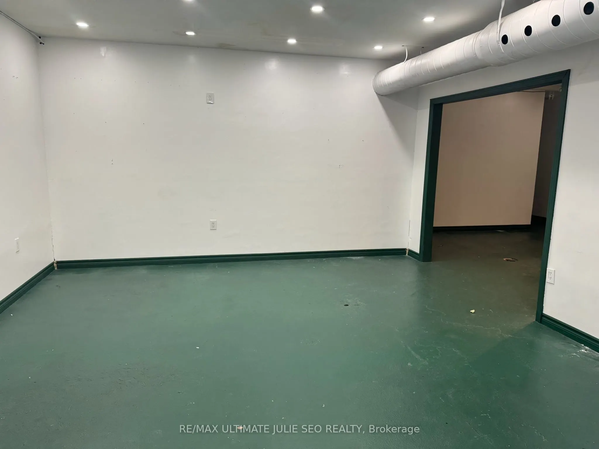 802 Dundas Street W, #Lower
