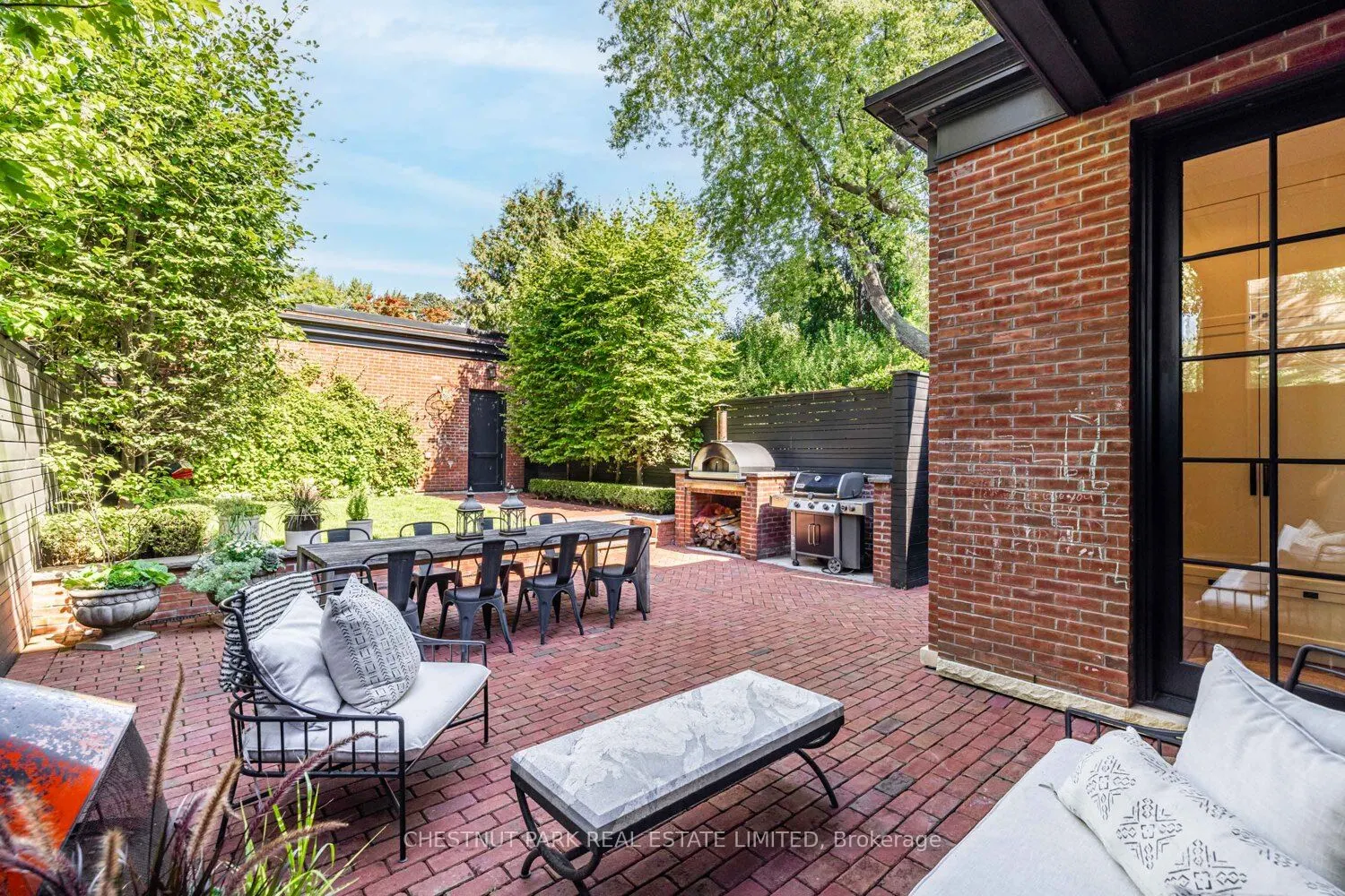 122 Roxborough Street W