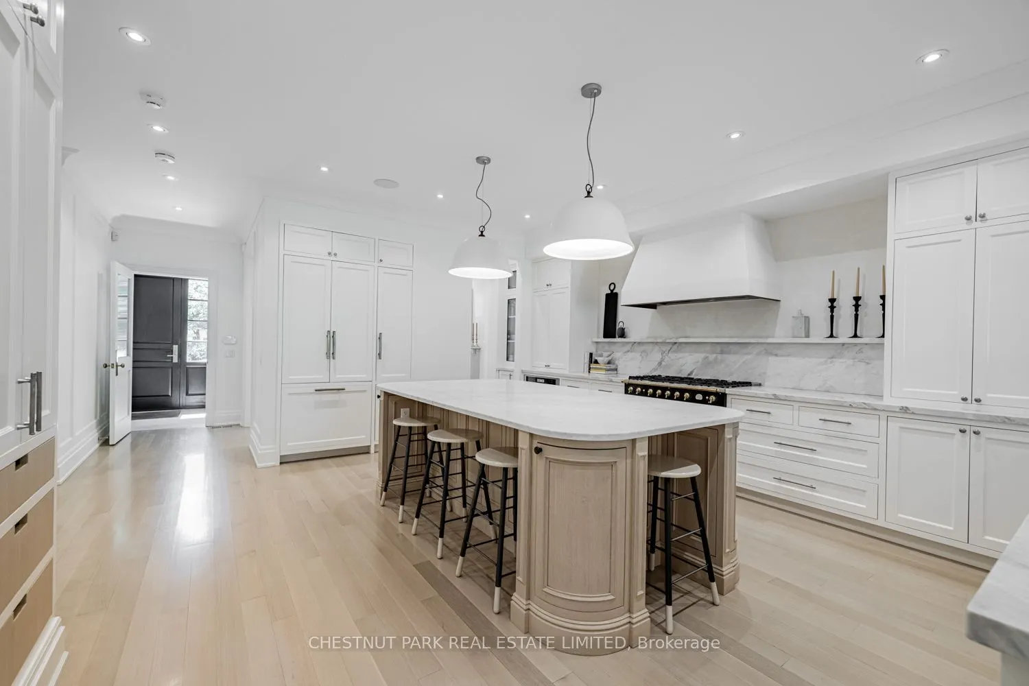 122 Roxborough Street W