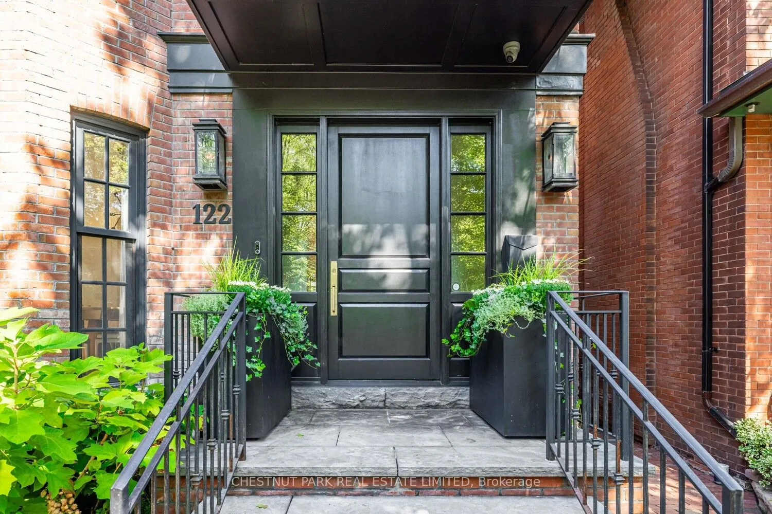 122 Roxborough Street W