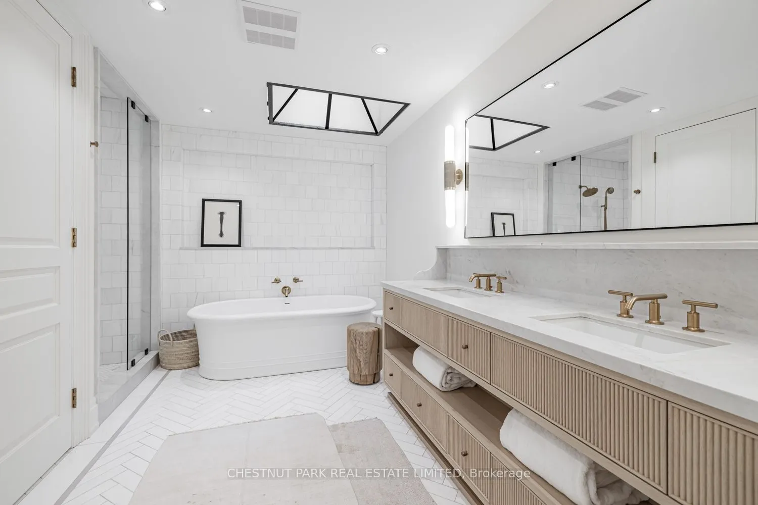 122 Roxborough Street W