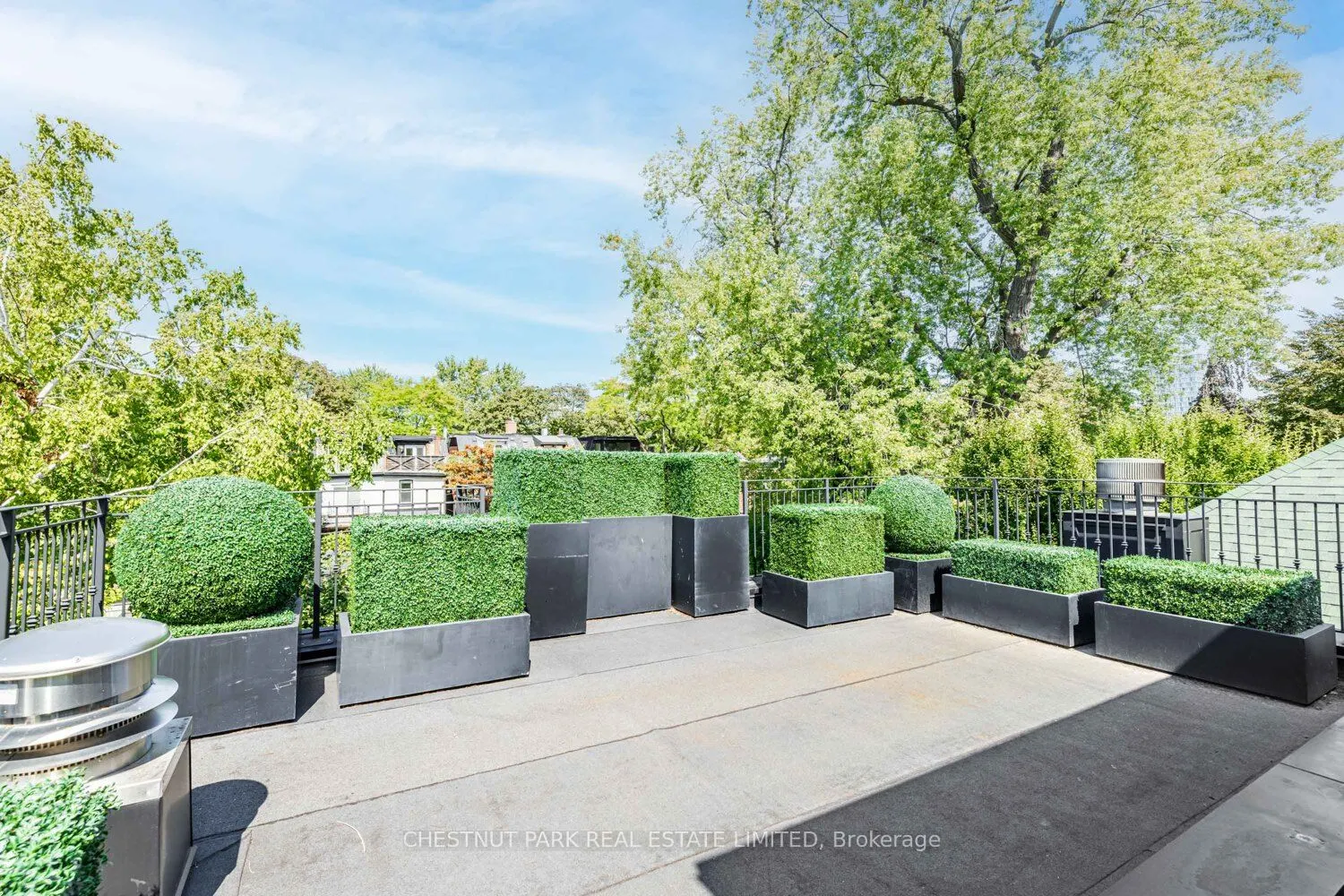 122 Roxborough Street W