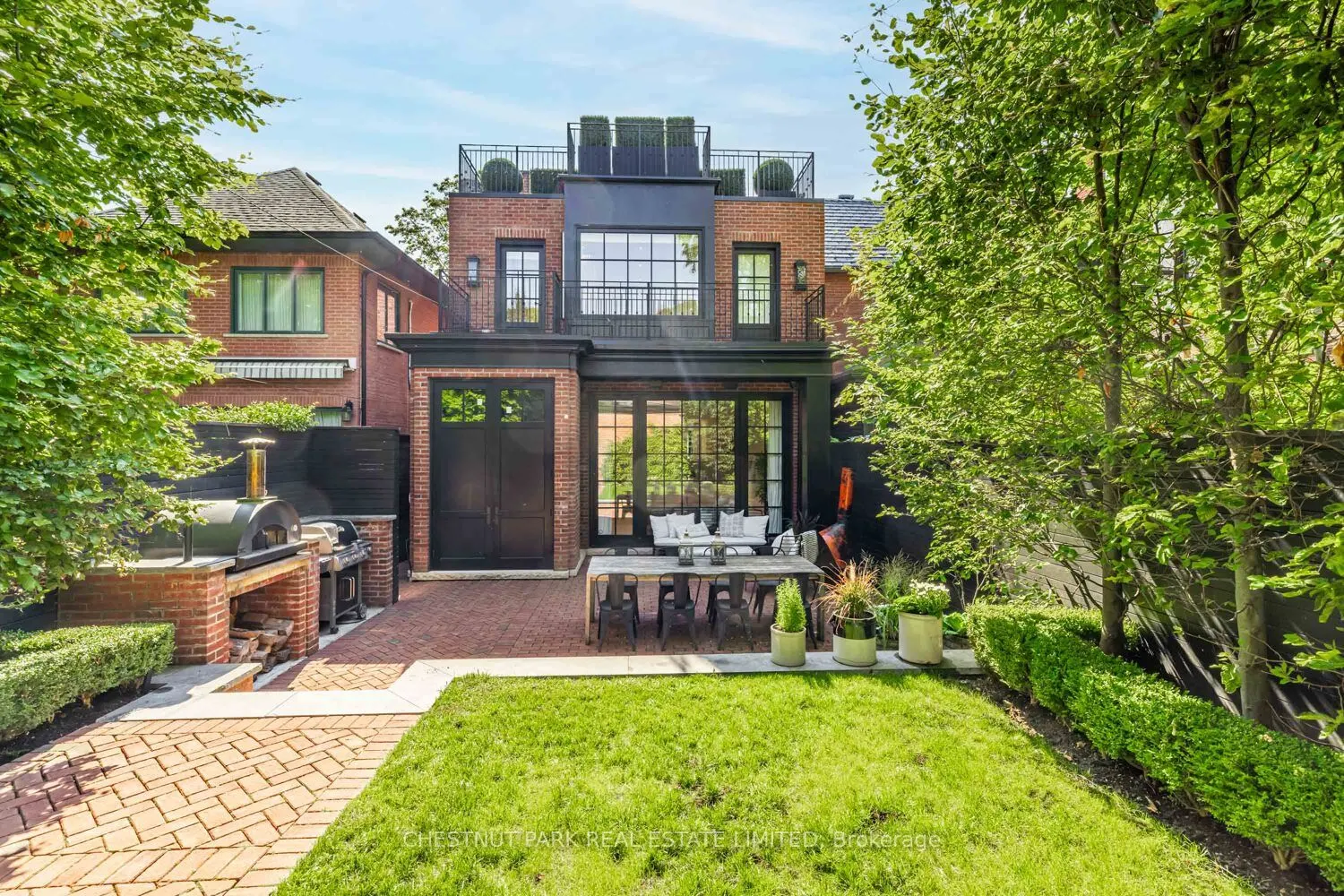 122 Roxborough Street W