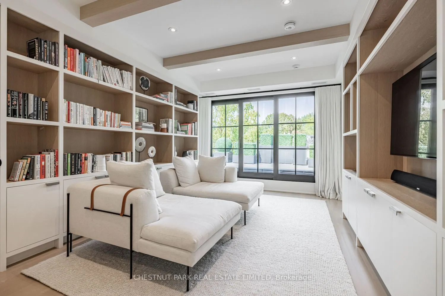 122 Roxborough Street W