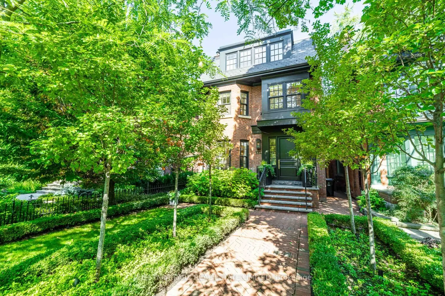 122 Roxborough Street W