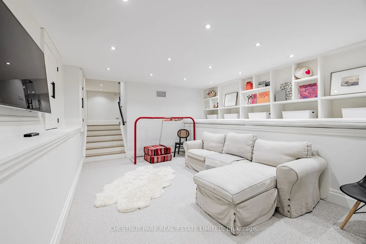 122 Roxborough Street W
