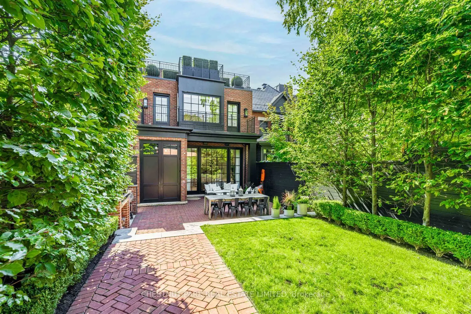 122 Roxborough Street W
