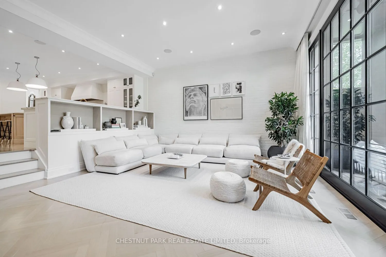 122 Roxborough Street W