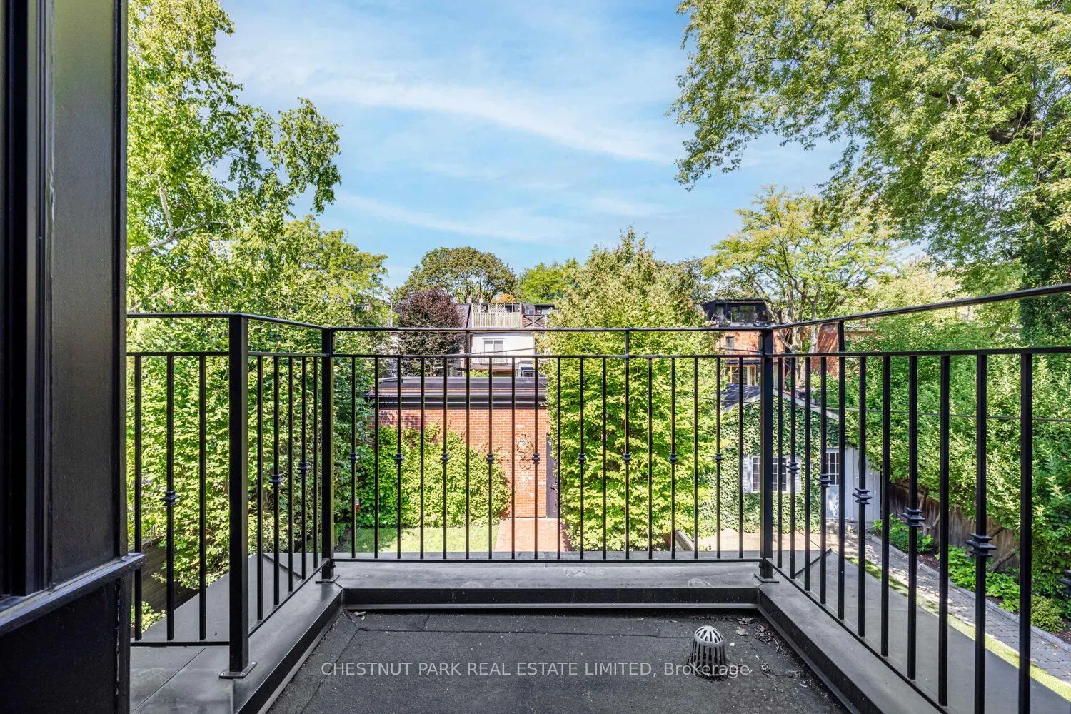 122 Roxborough Street W