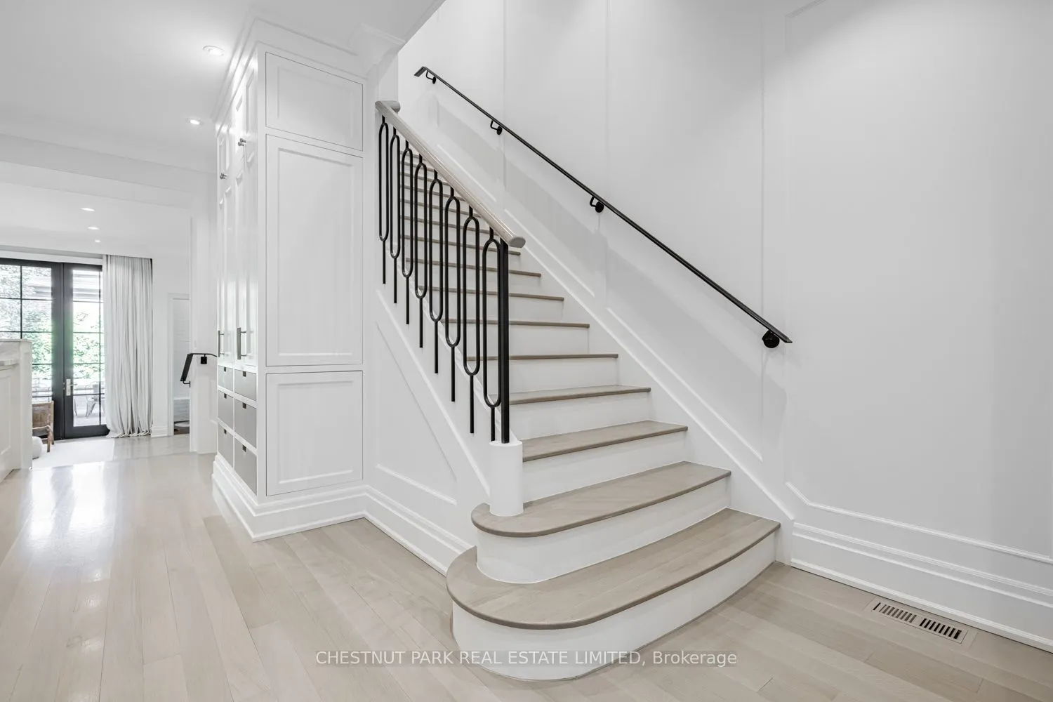 122 Roxborough Street W