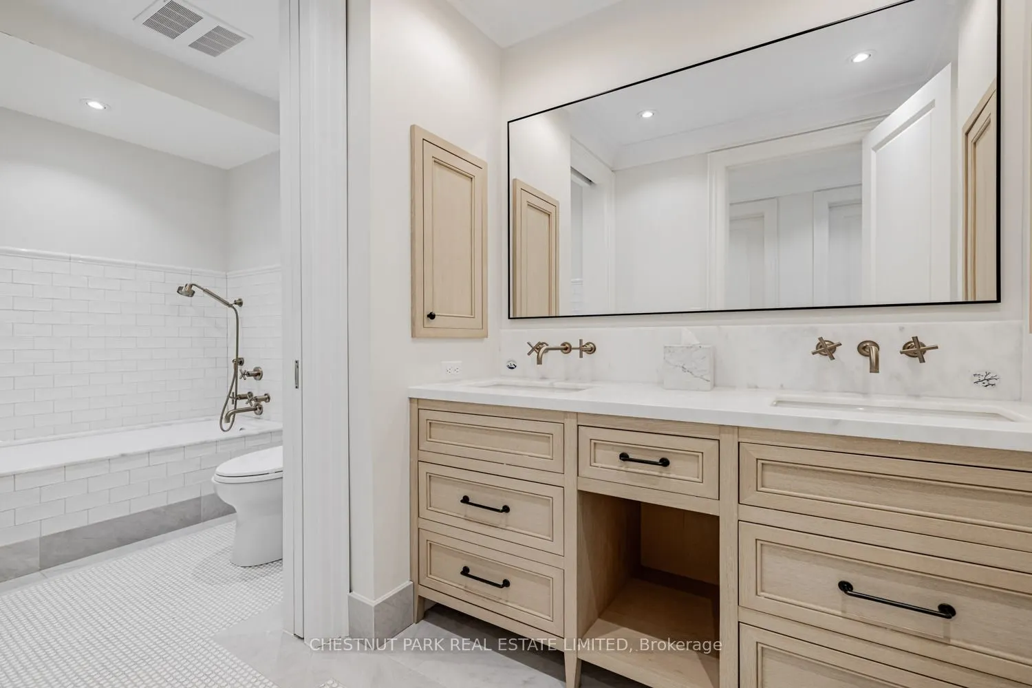 122 Roxborough Street W