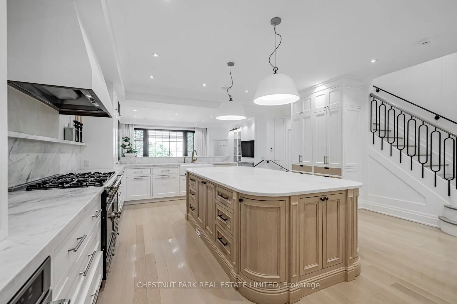 122 Roxborough Street W