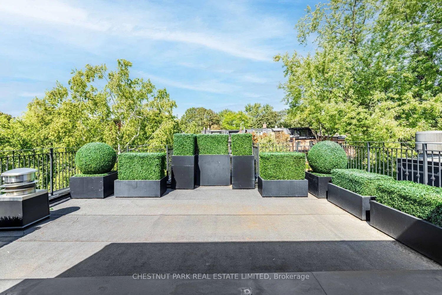 122 Roxborough Street W