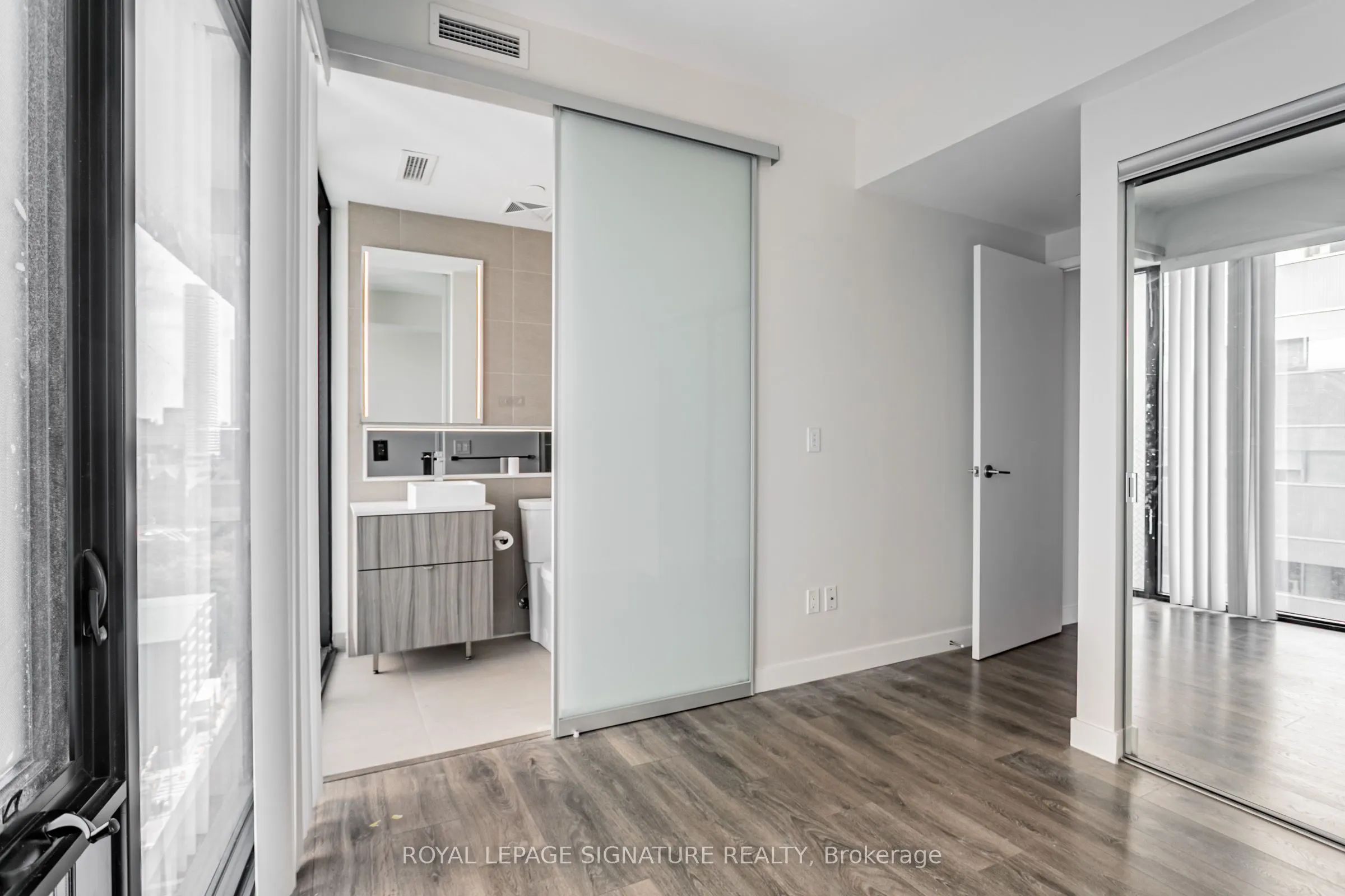 215 Queen Street W, #1805