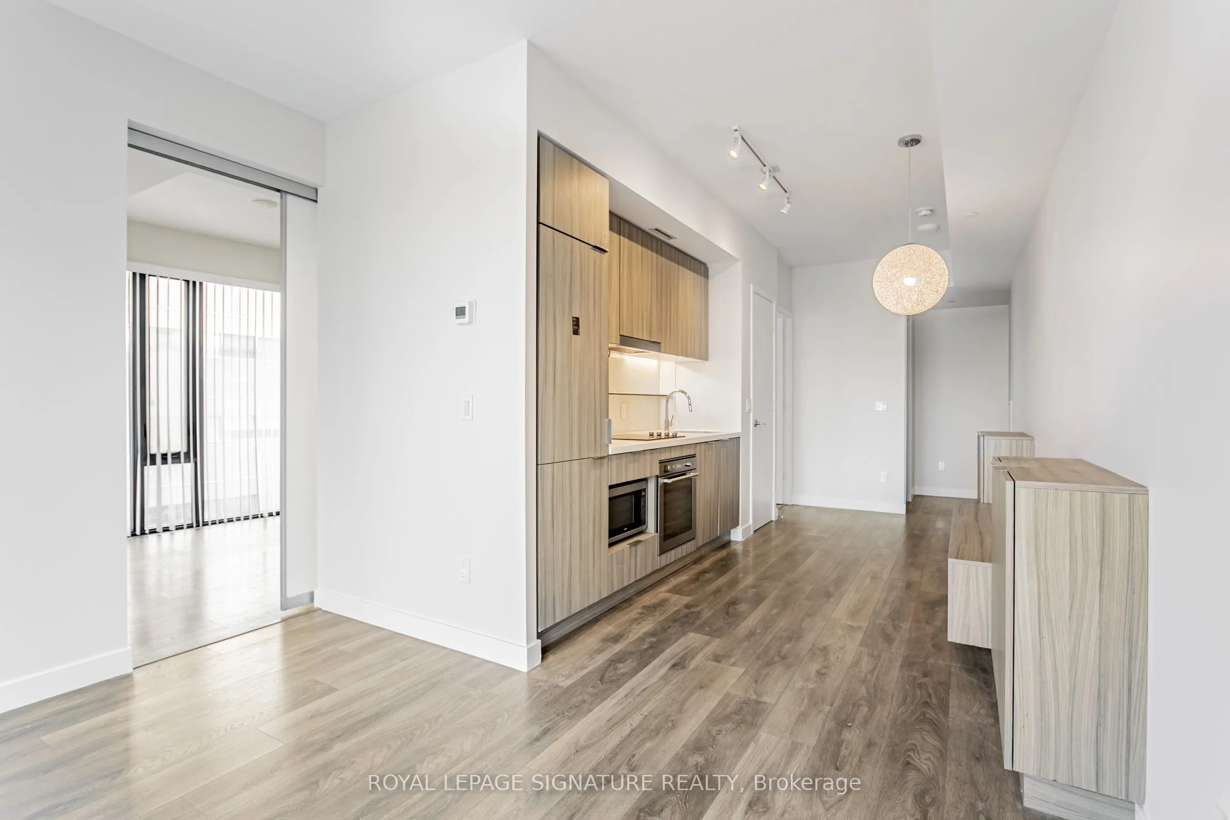 215 Queen Street W, #1805