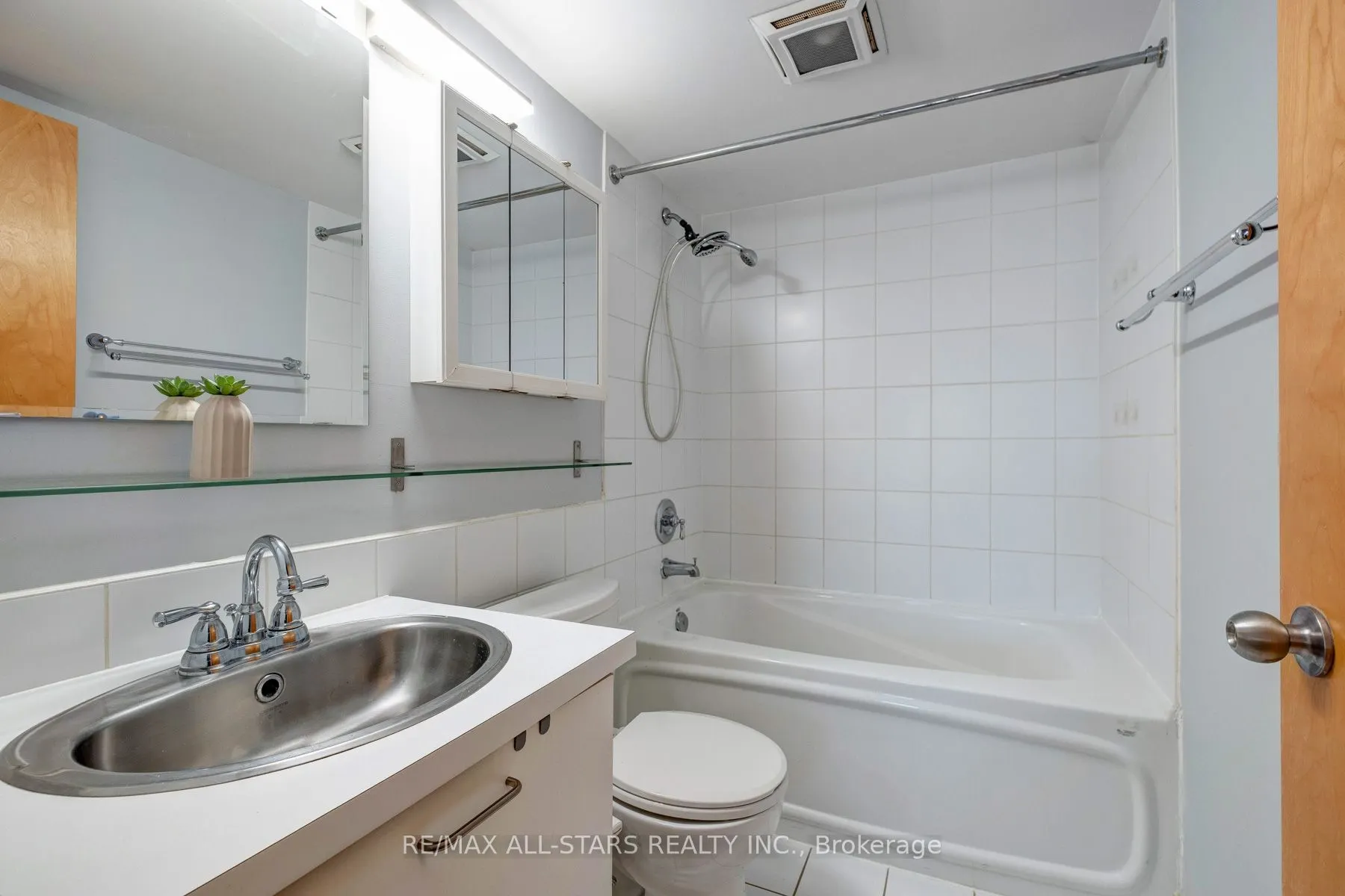 255 Richmond Street E, #409