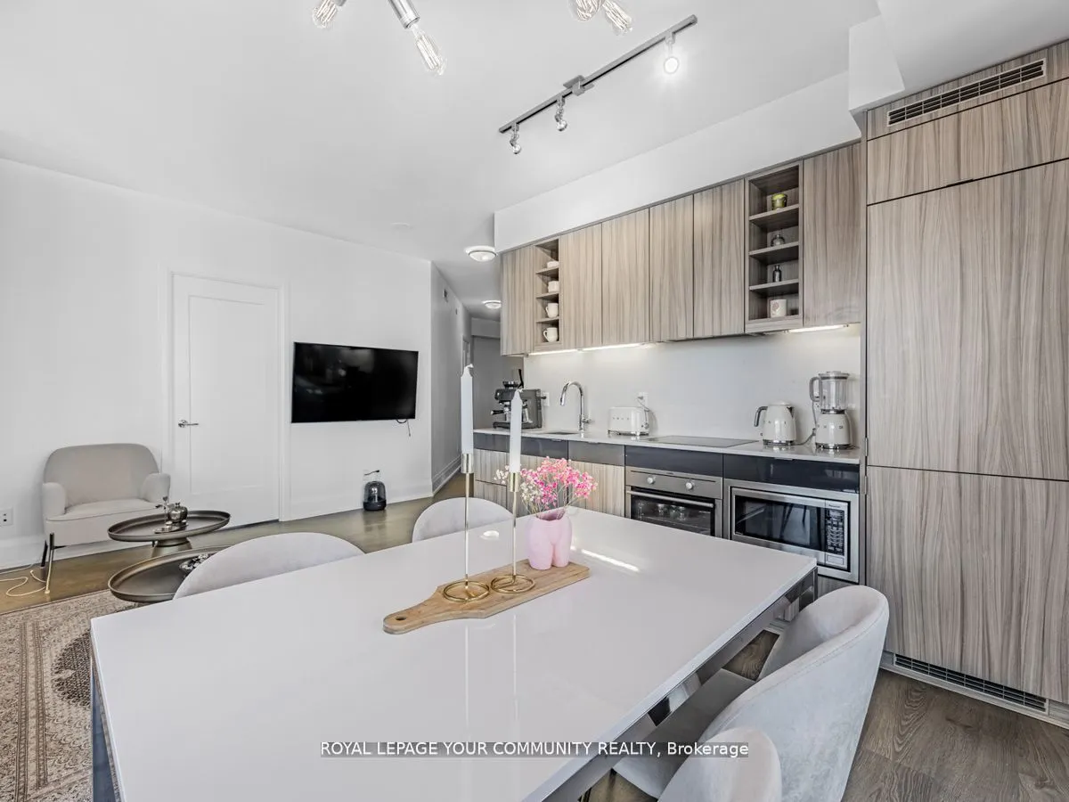 101 Erskine Avenue, #1402
