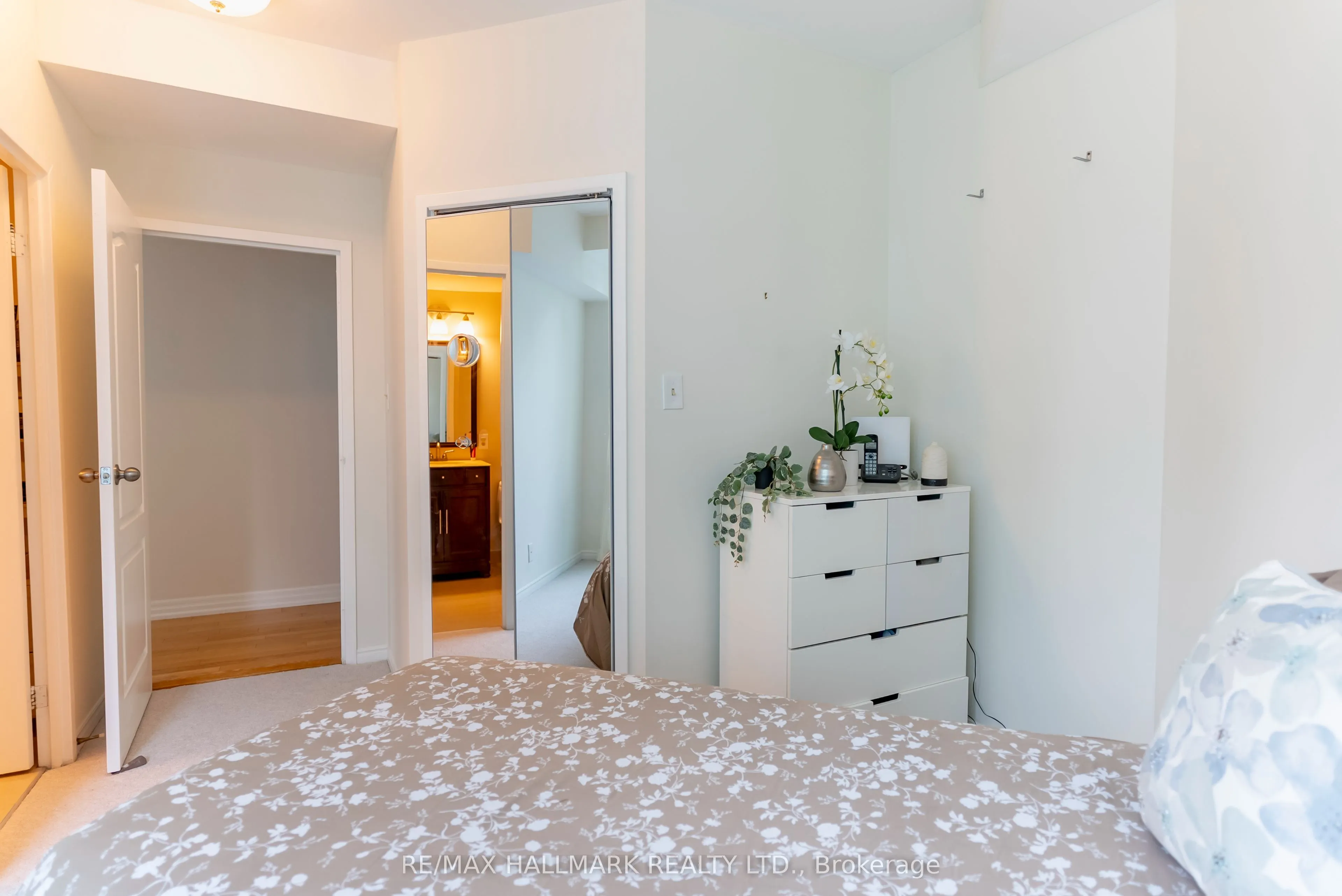 10 Queens Quay W, #Ph9