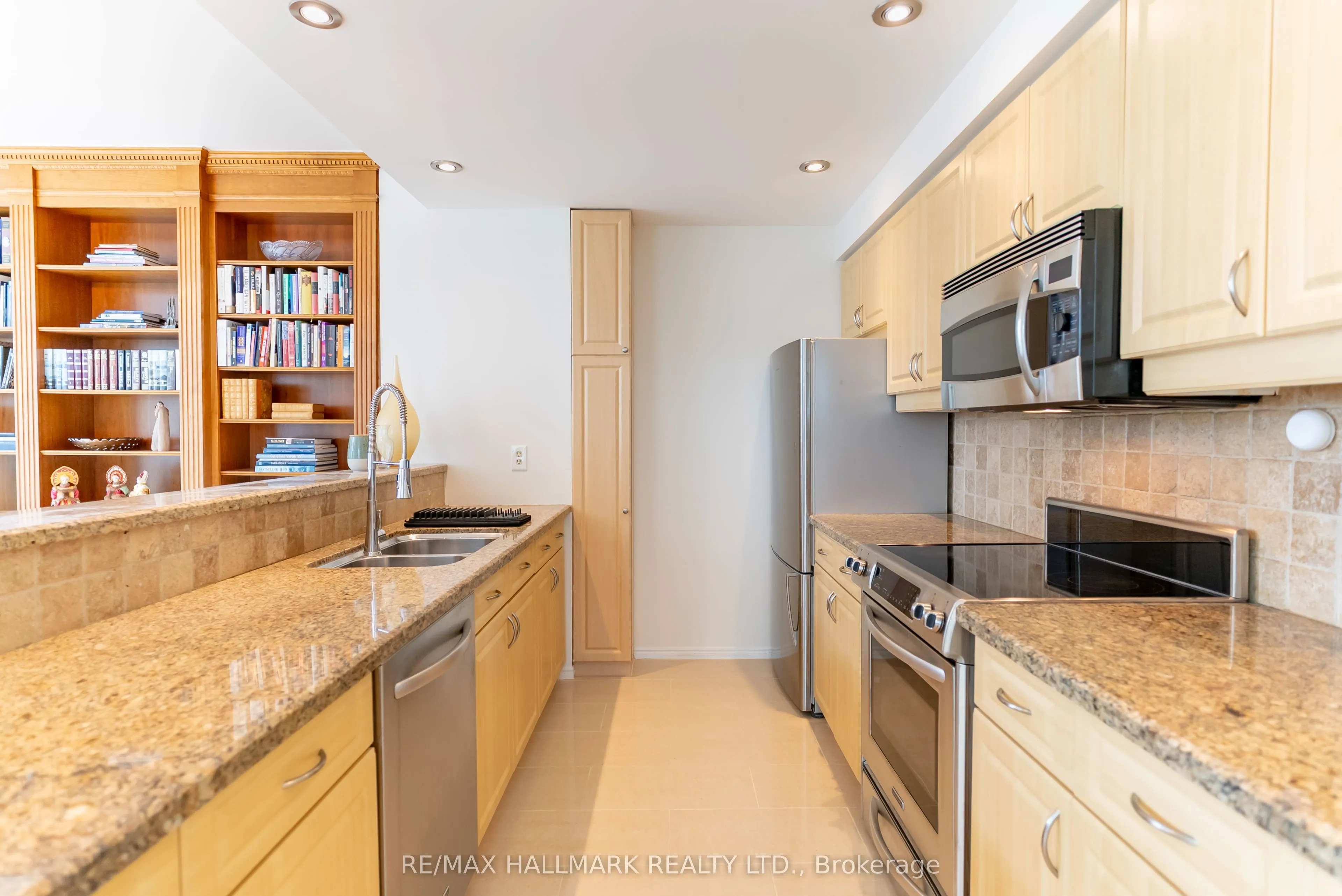 10 Queens Quay W, #Ph9