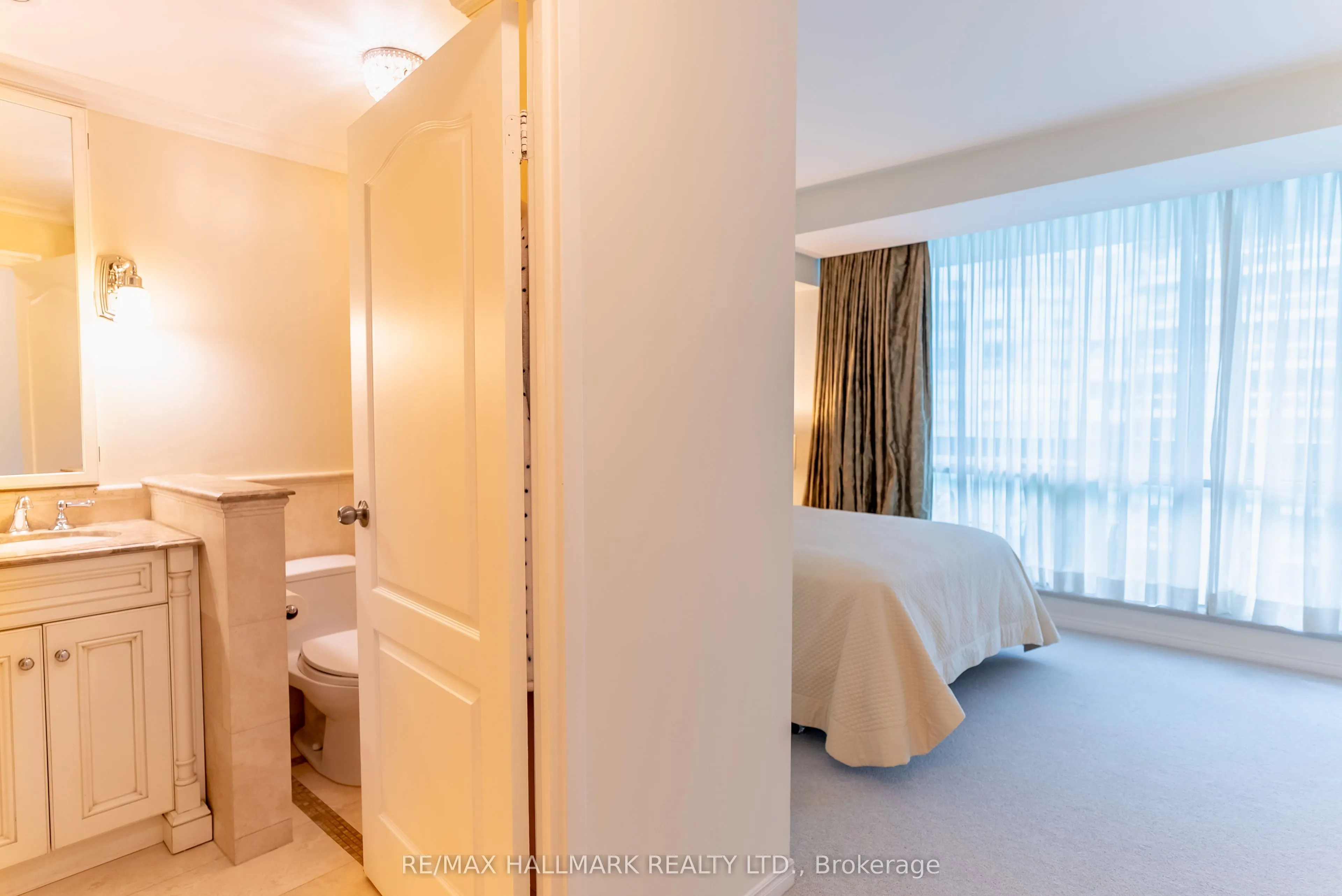 10 Queens Quay W, #Ph9