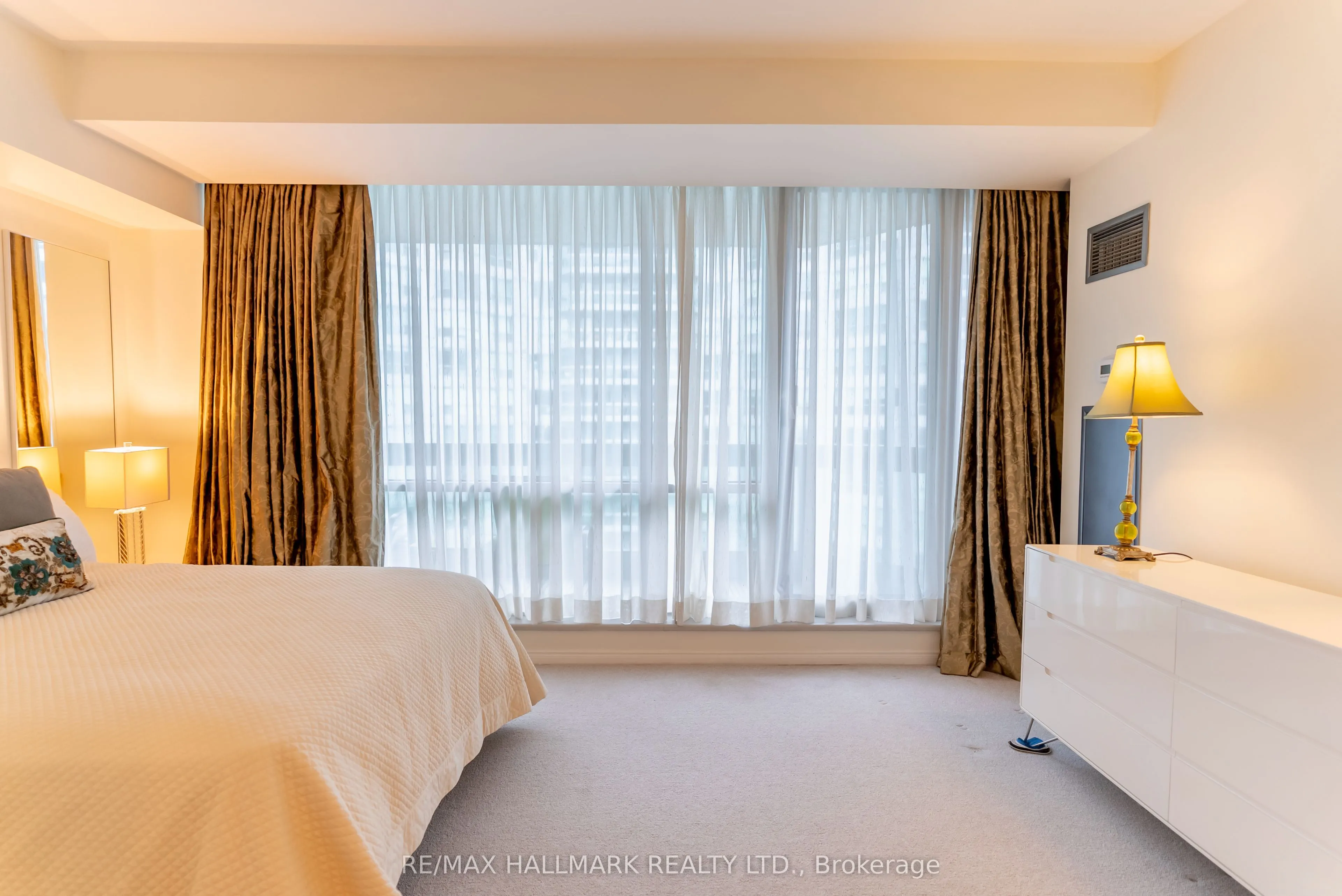 10 Queens Quay W, #Ph9