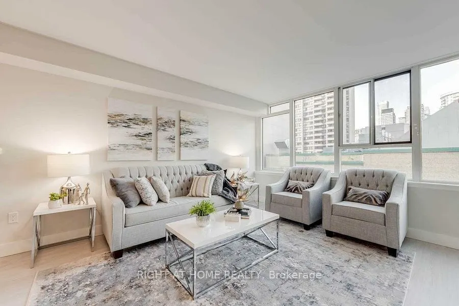 45 Carlton Street, #911