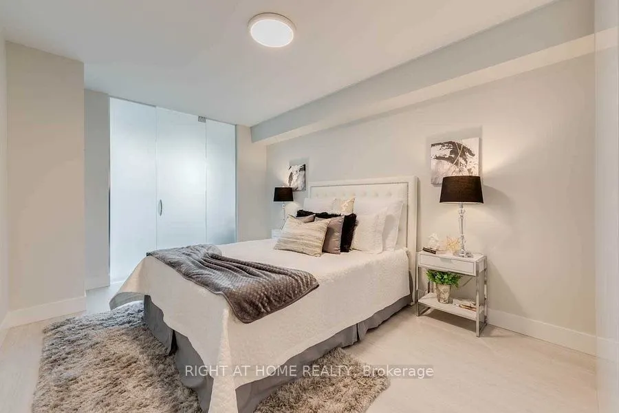 45 Carlton Street, #911
