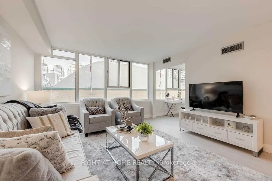 45 Carlton Street, #911
