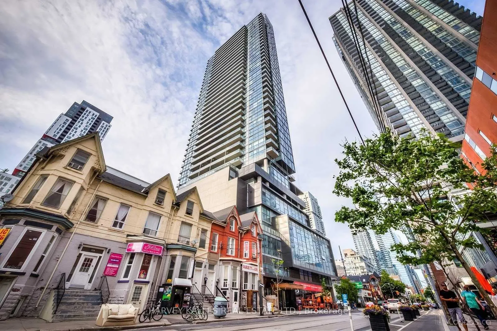 290 Adelaide Street W