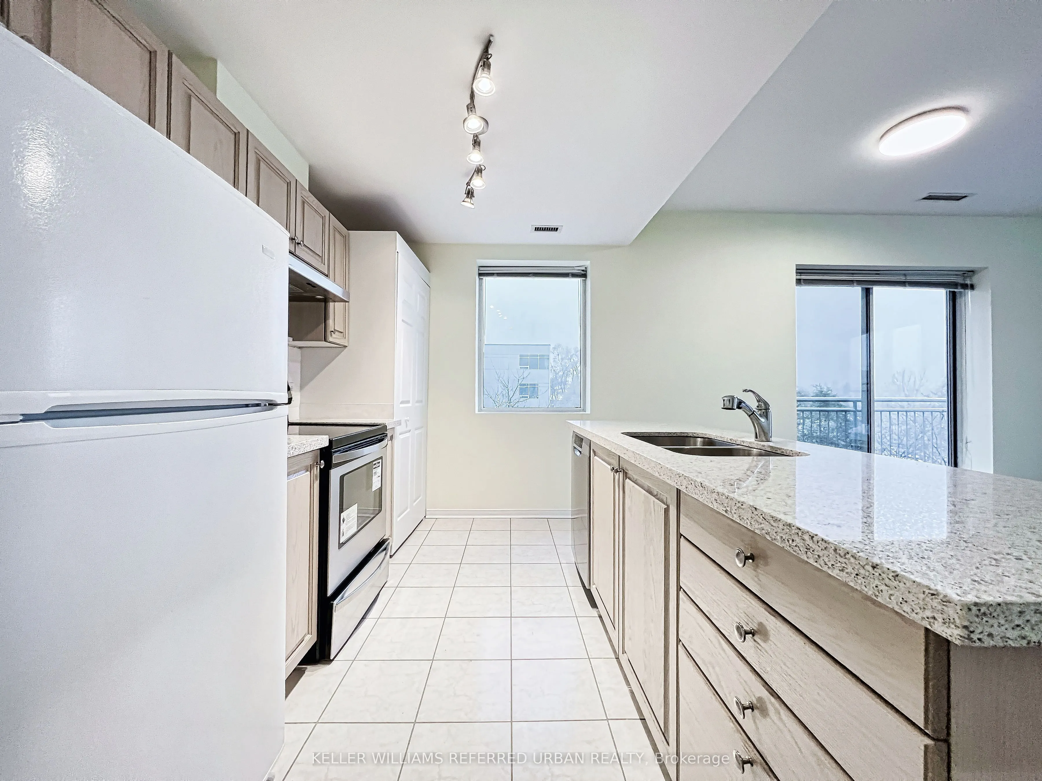 600 Eglinton Avenue E, #406