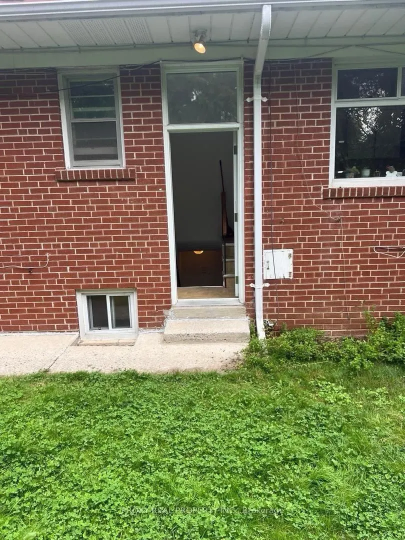 15 Blithfield Avenue S, #Lower Fl