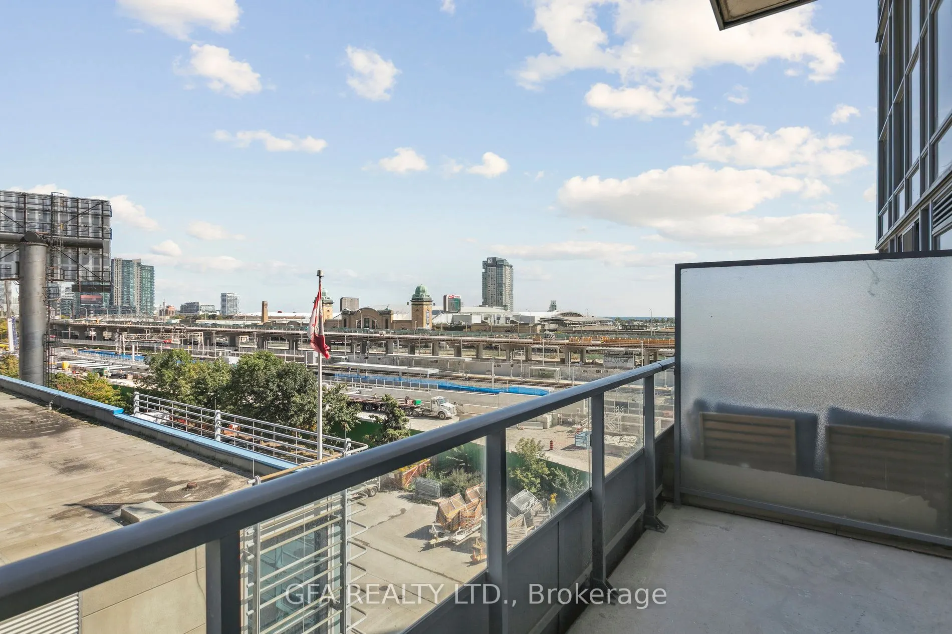 5 Hanna Avenue, #438