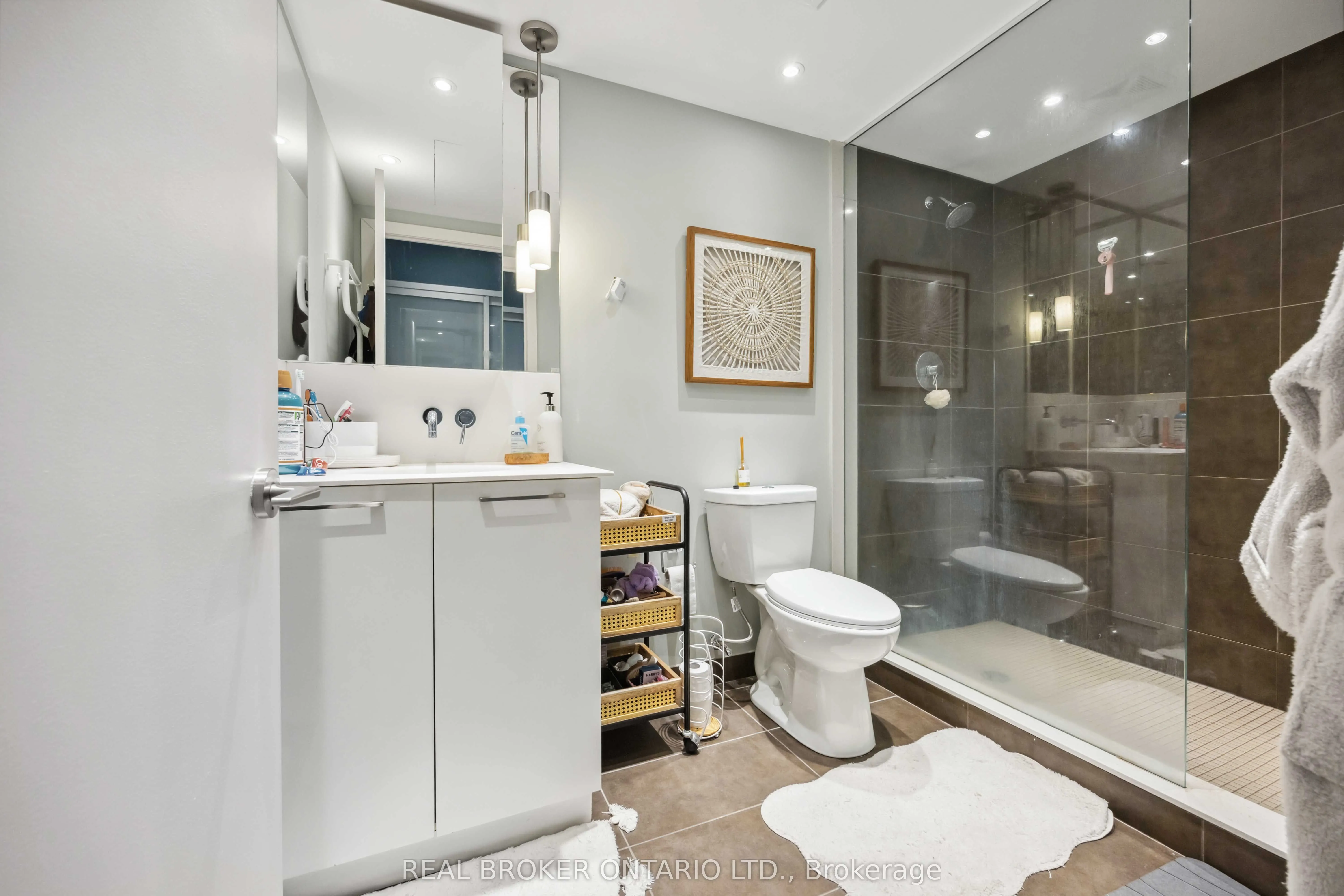 95 Bathurst Street, #222