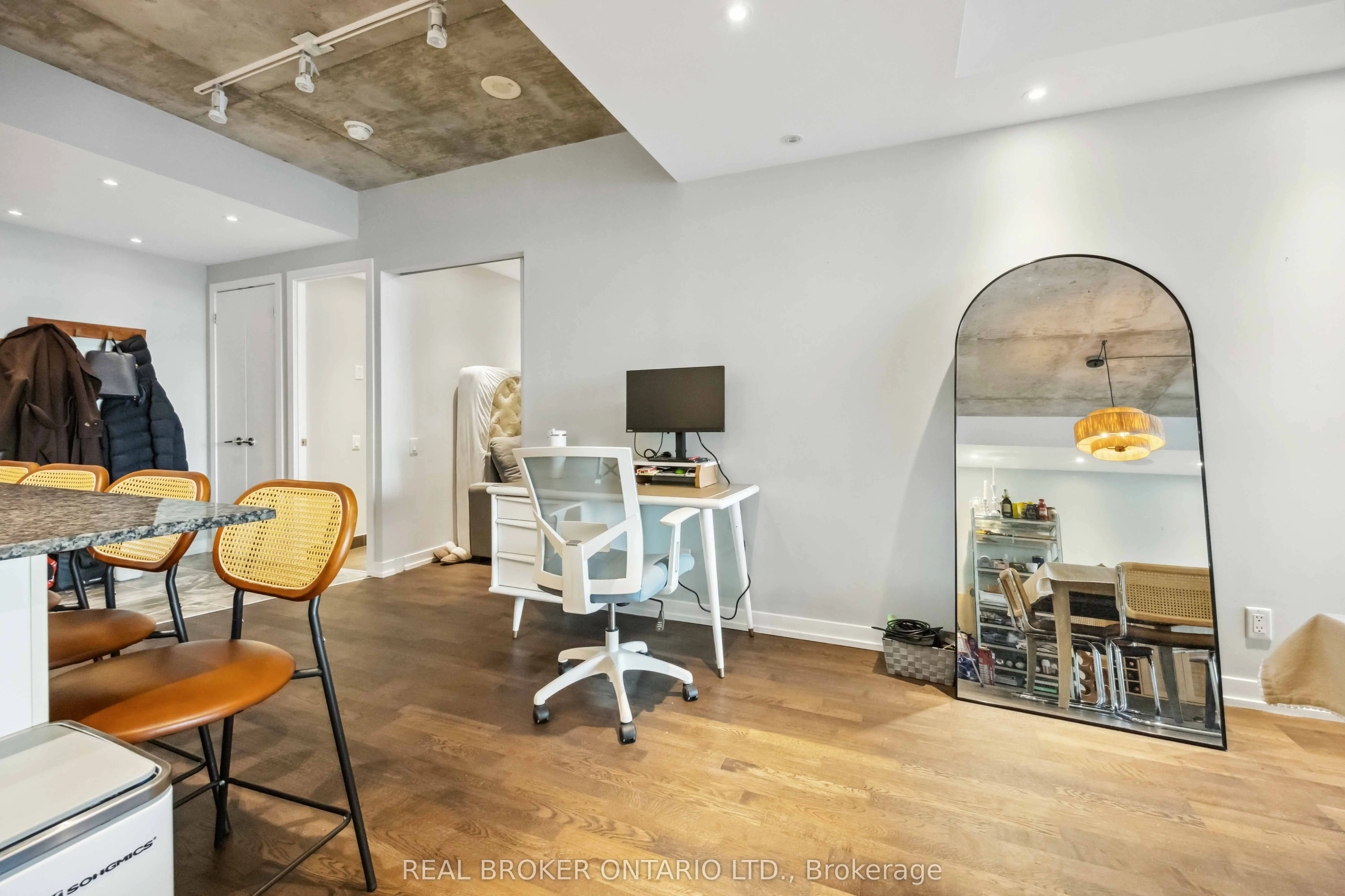 95 Bathurst Street, #222