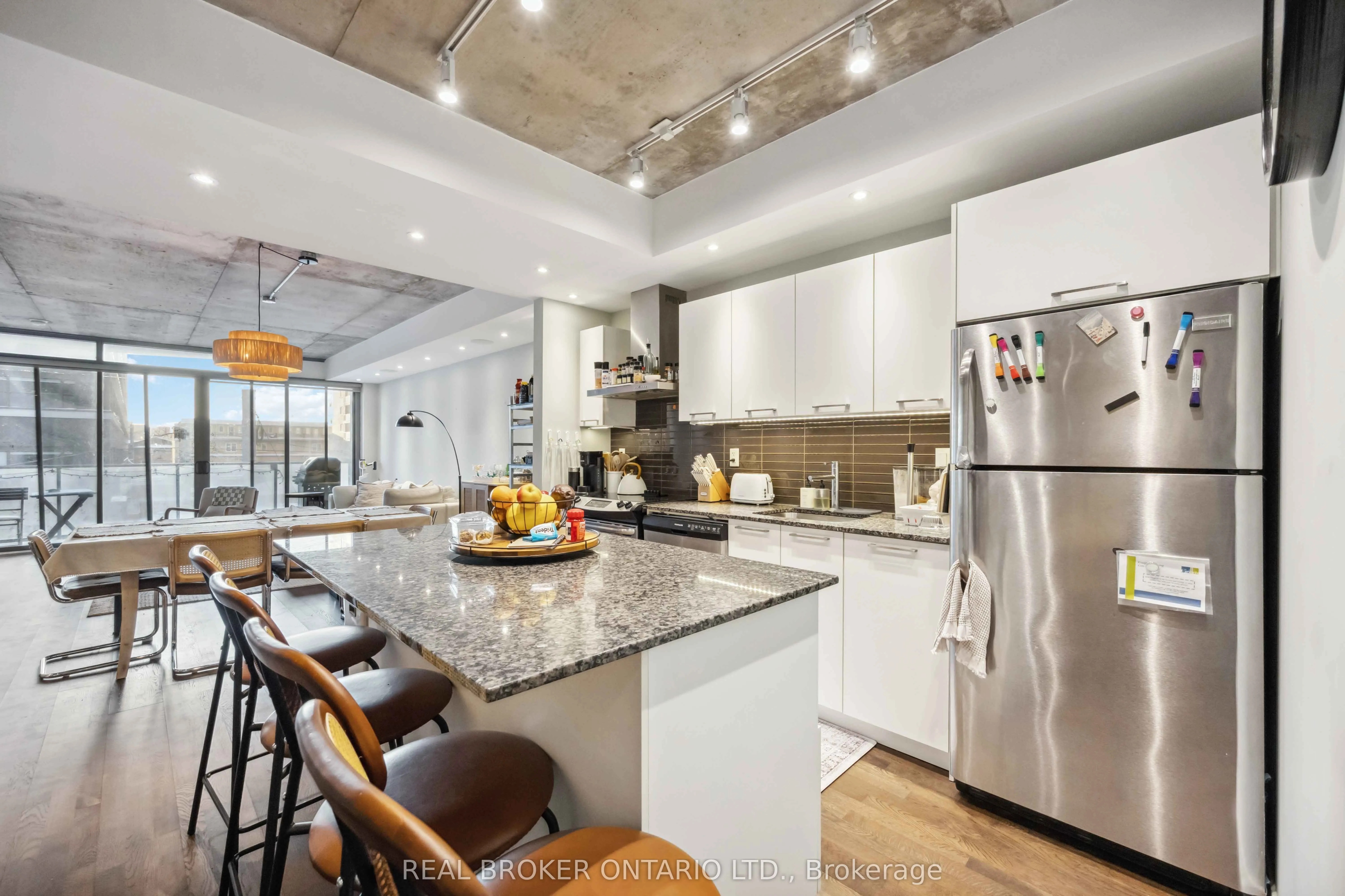 95 Bathurst Street, #222