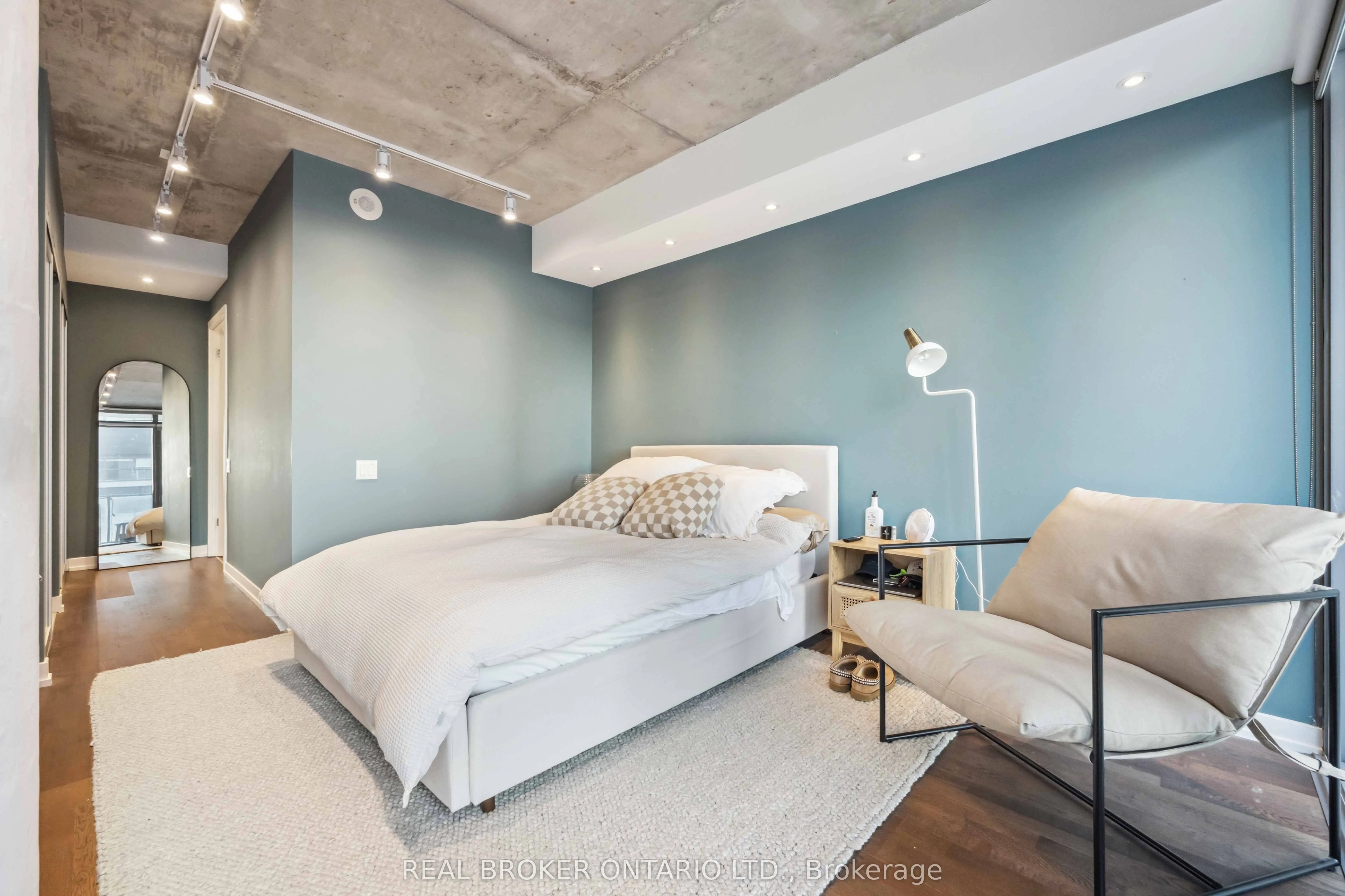 95 Bathurst Street, #222