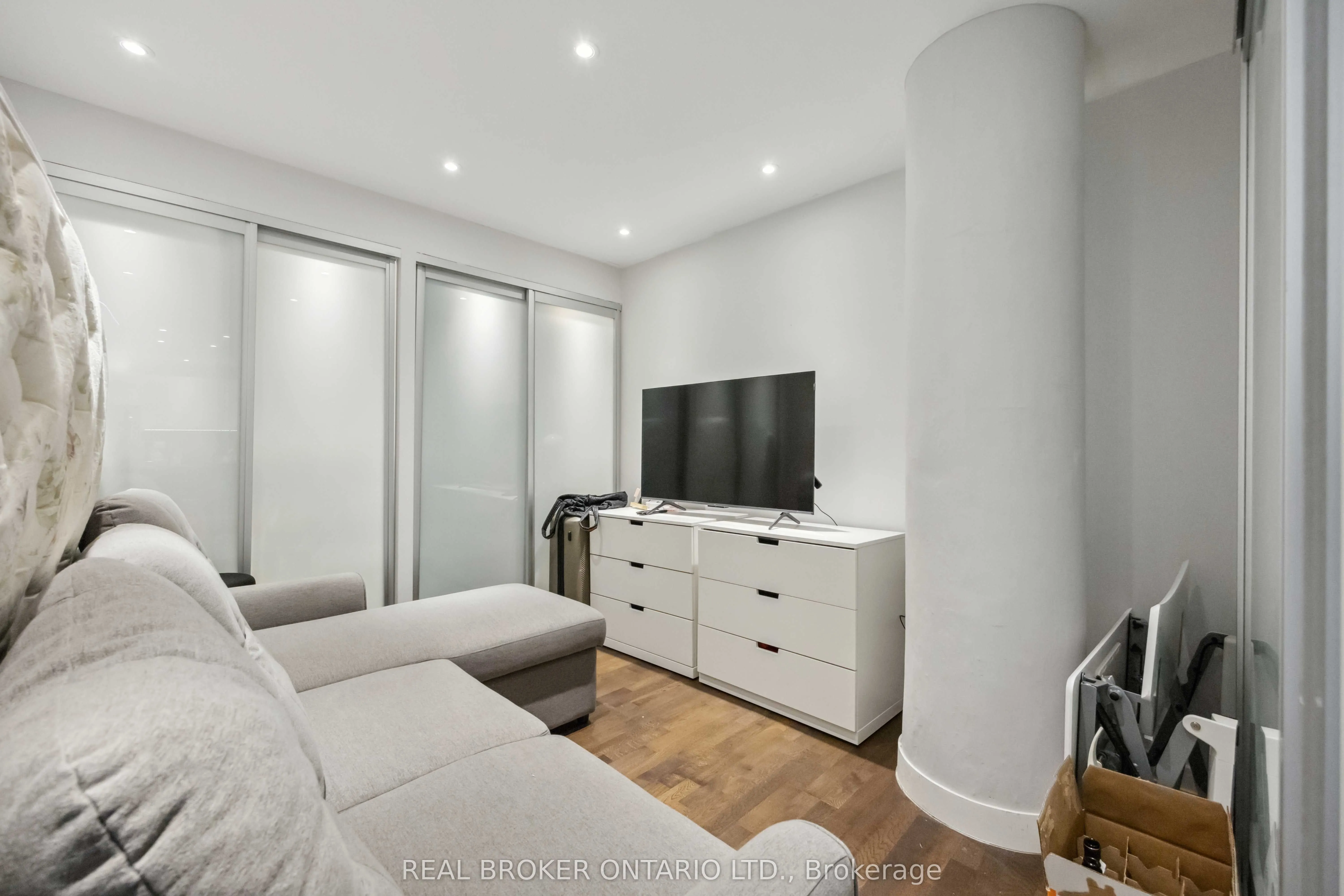 95 Bathurst Street, #222